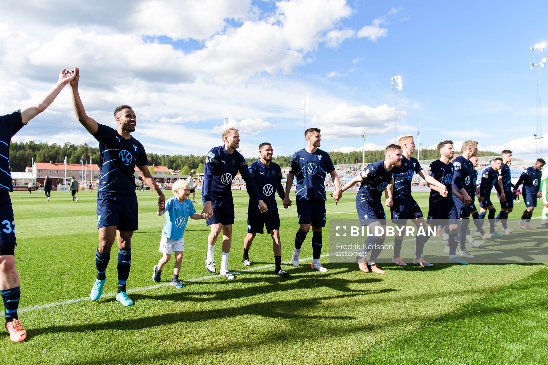 Malmö FFs spelare jublar och tackar publiken efter vinsten i fotbollsmatchen i Allsvenskan mellan Degerfors och Malmö FF den 29 maj 2022 i Degerfors.