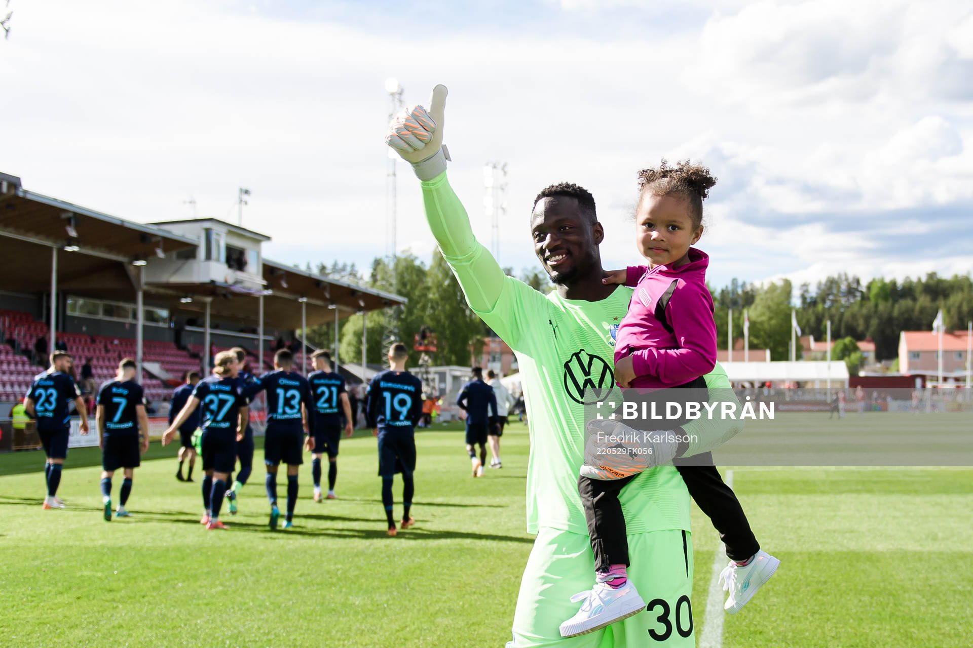 Malmö FFs Ismael Diawara jublar och tackar publiken