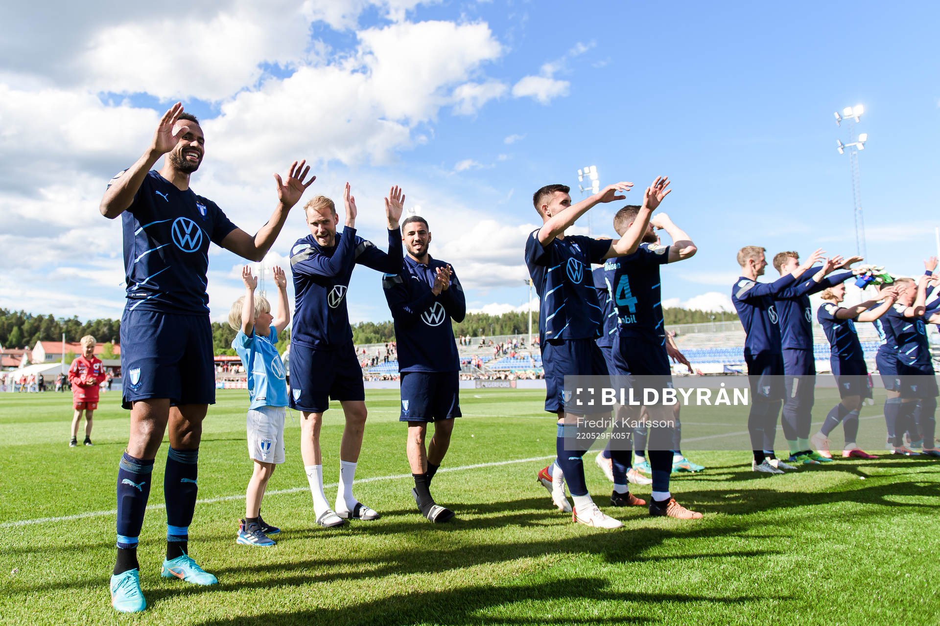 Malmö FFs spelare jublar och tackar publiken efter vinsten i fotbollsmatchen i Allsvenskan mellan Degerfors och Malmö FF den 29 maj 2022 i Degerfors.