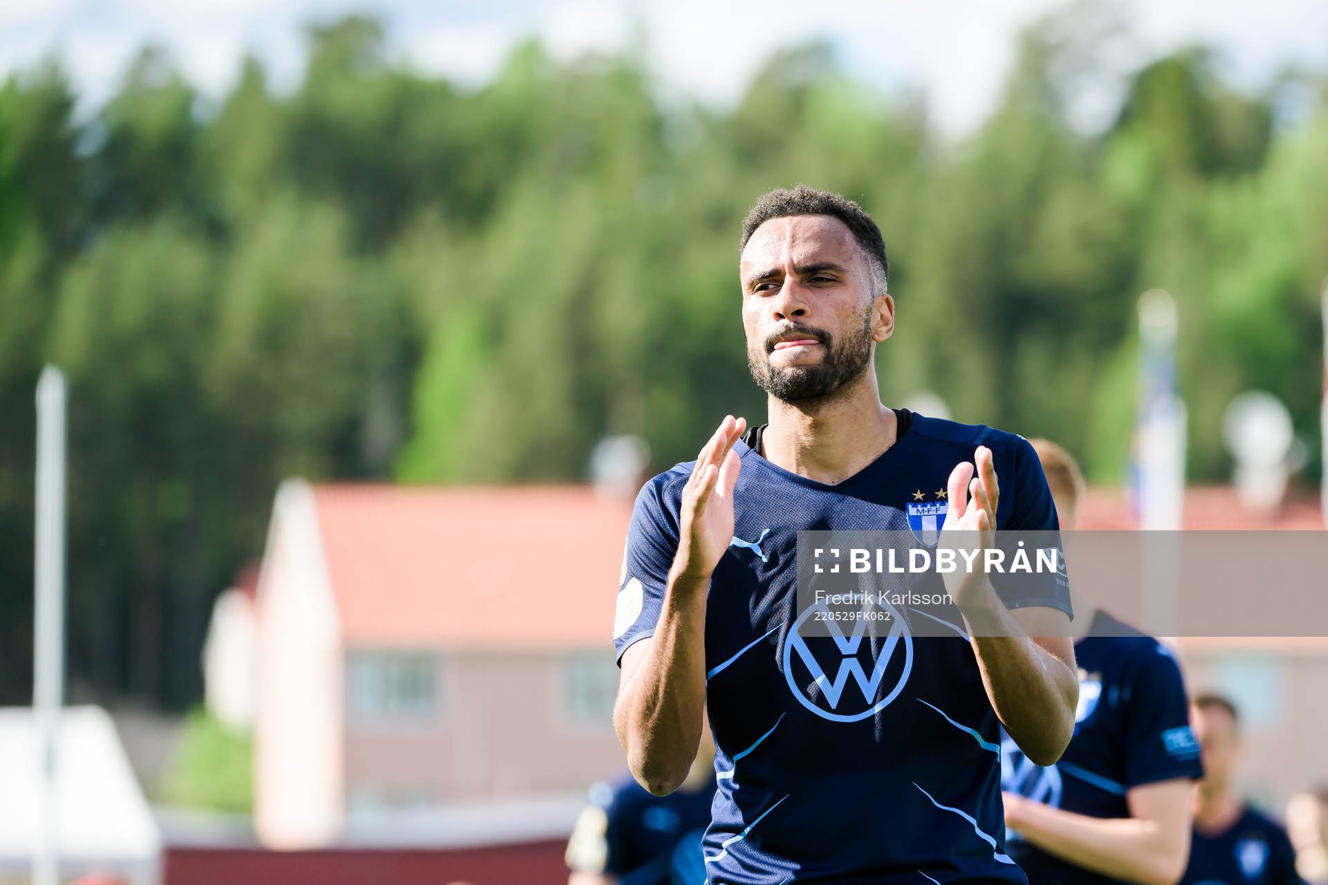 Malmö FFs Isaac Kiese Thelin jublar och tackar publiken