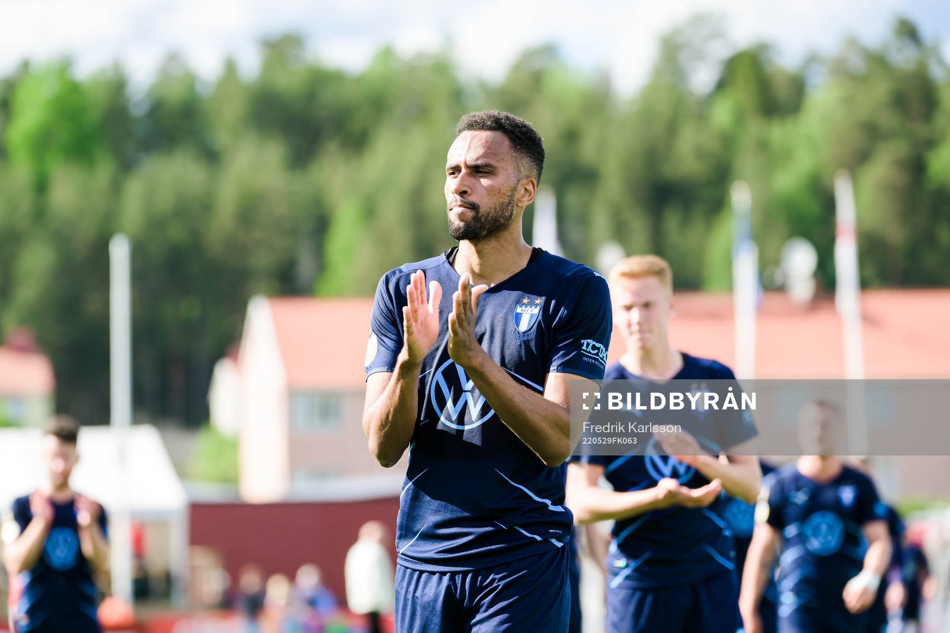 Malmö FFs Isaac Kiese Thelin jublar och tackar publiken