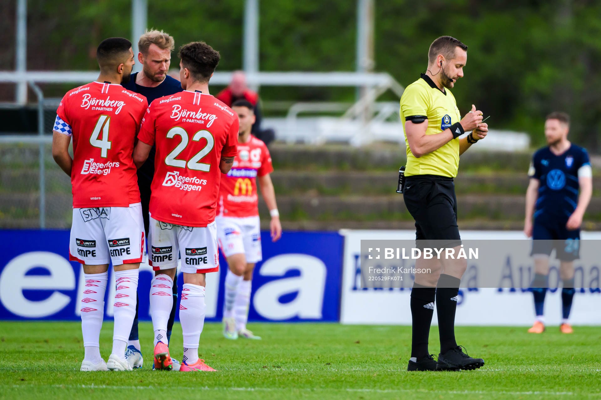 Malmö FFs Ola Toivonen får ett gult kort av domare Victor