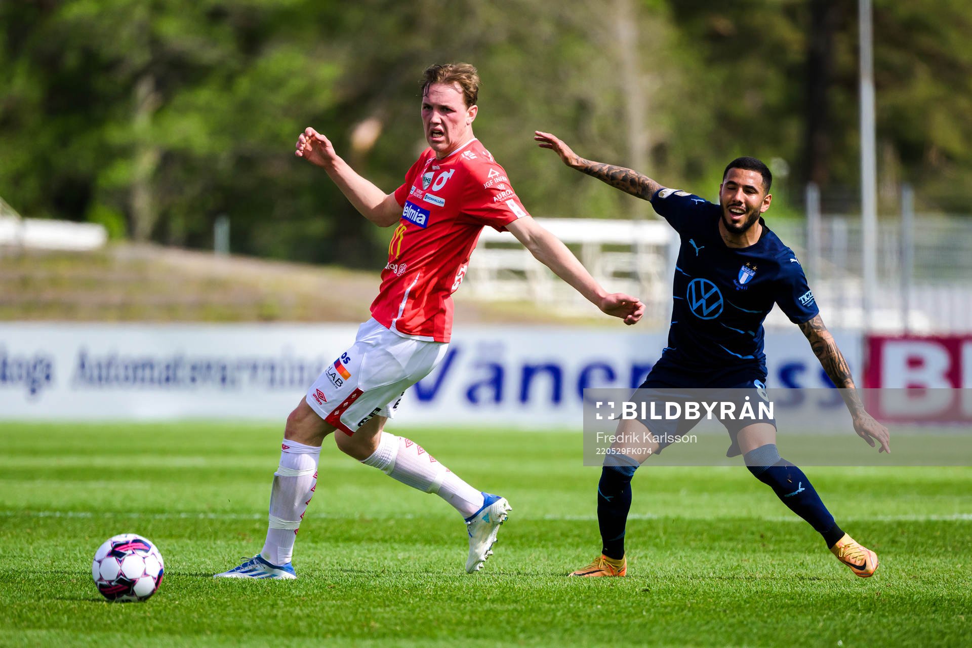 Degerfors Adam Carlén och Malmö FFs Sergio Pena