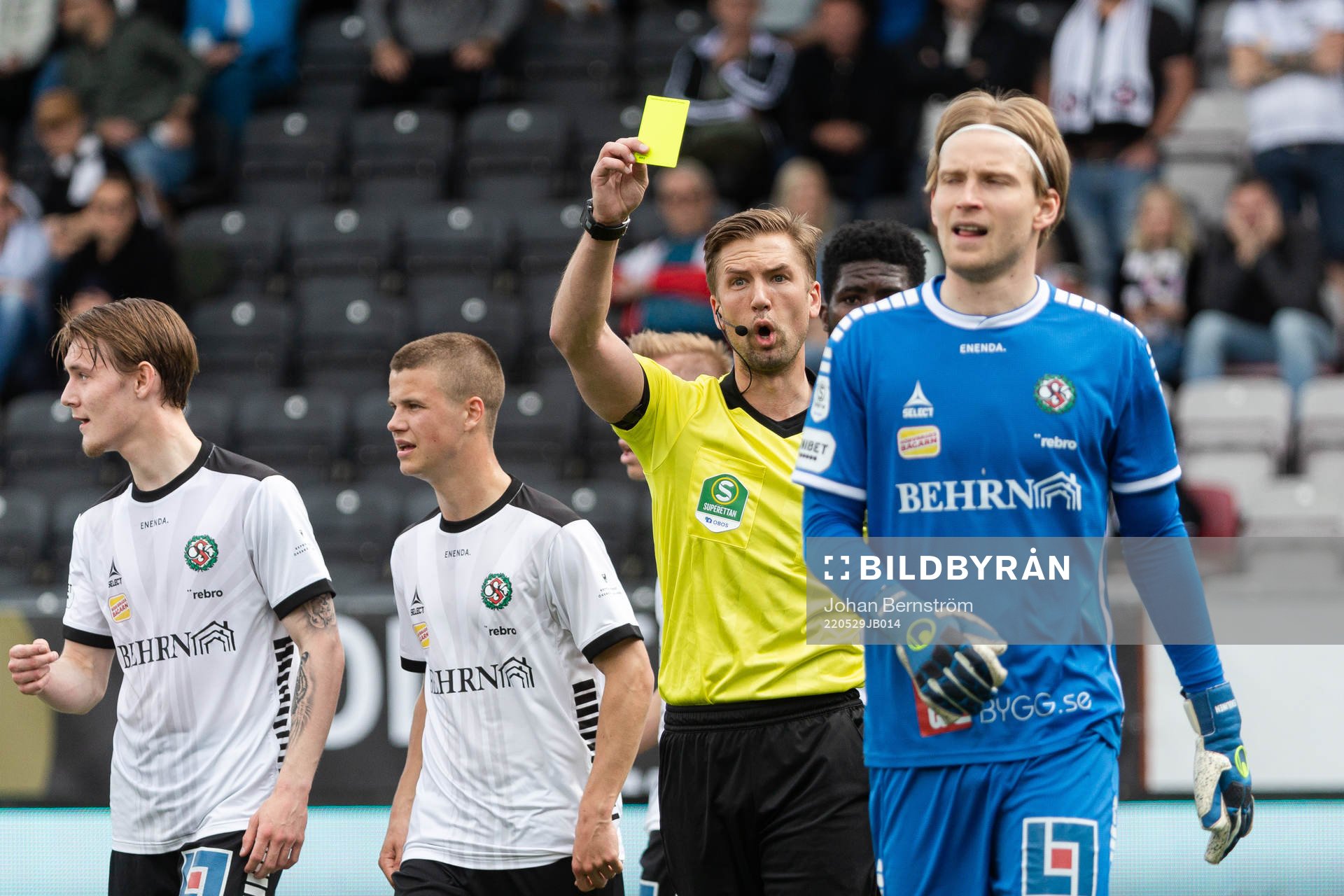 Örebros målvakt William Eskelinen får en varning