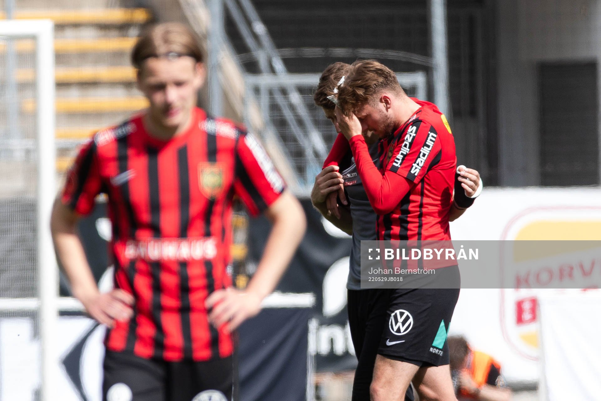 Brommapojkarnas Alexander Abrahamsson lämnar planen