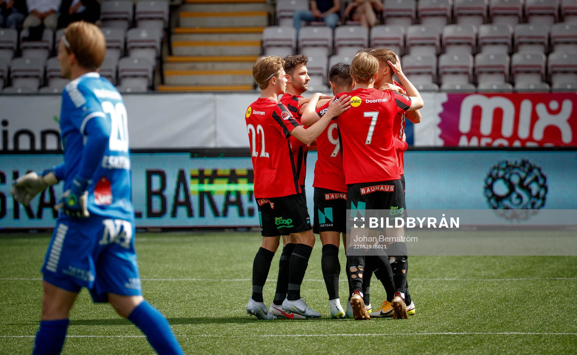 Brommapojkarnas Samuel Leach Holm jublar