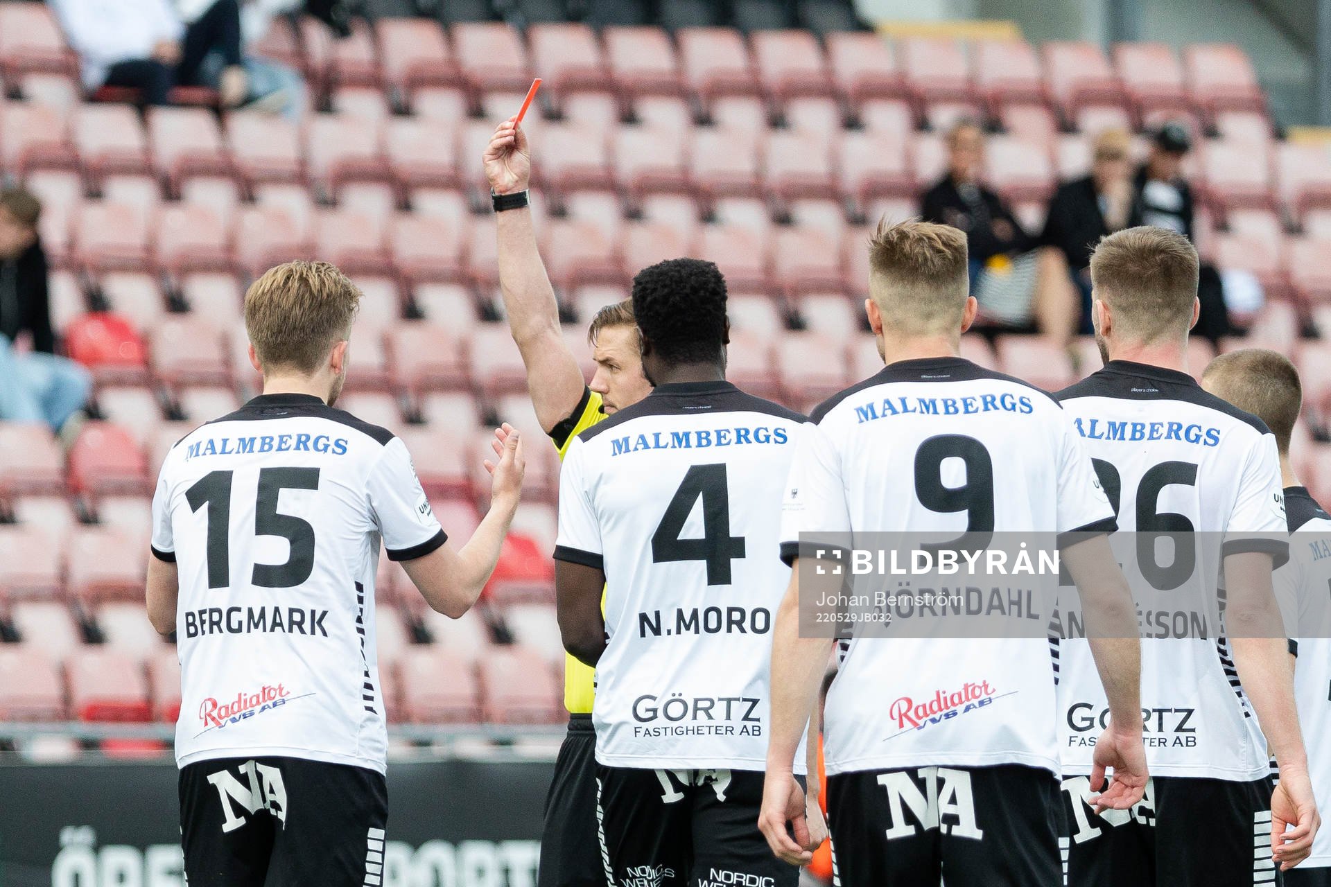 Örebros Niclas Bergmark får rött kort