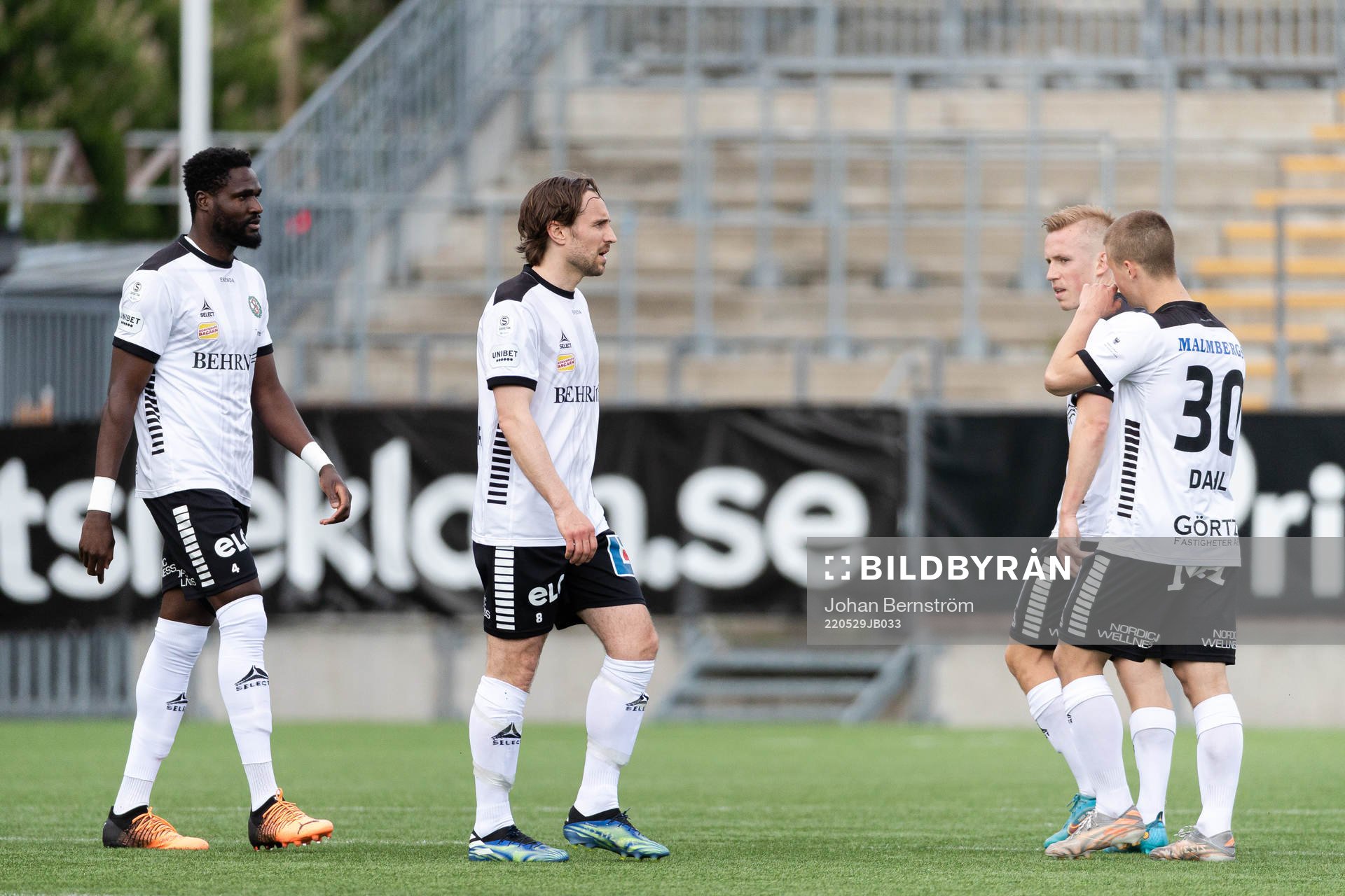 Örebros Nasiru Moro och Kevin Walker deppar