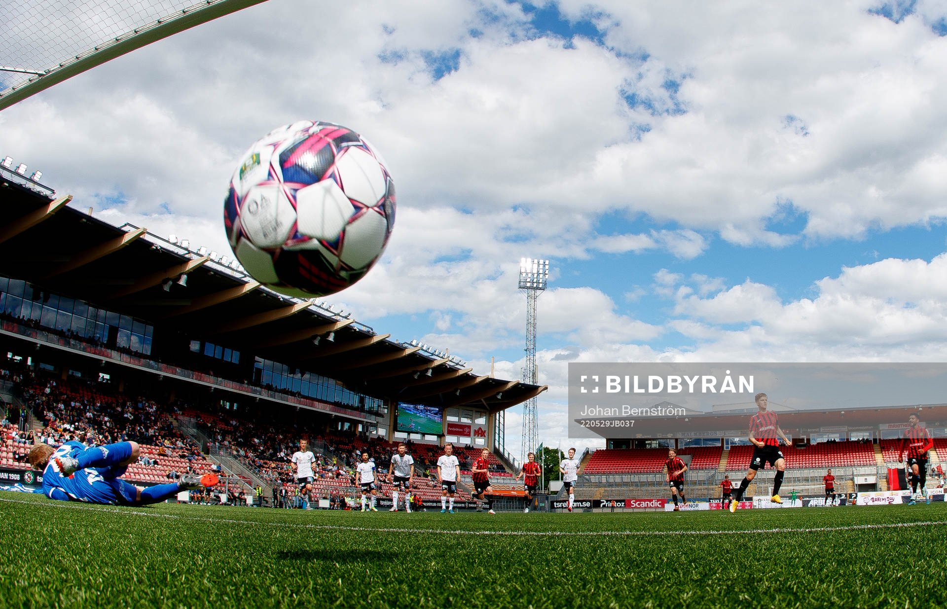 Brommapojkarnas Samuel Leach Holm gör 0-1 på Örebros
