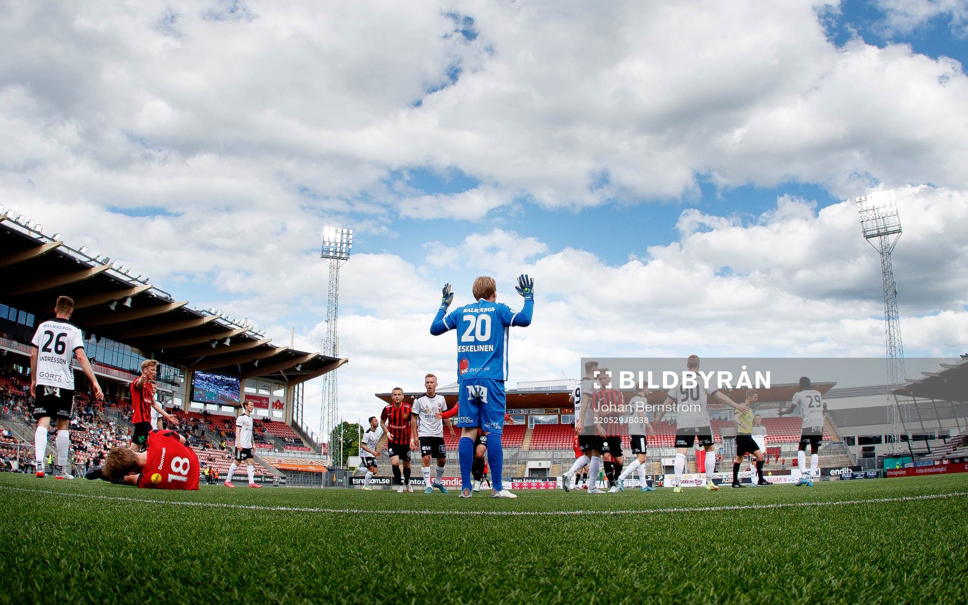 Brommapojkarnas Robin Frej och Örebros William Eskelinen får gult kort och Brommapojkarna tilldöms straff under fotbollsmatchen i Superettan mellan Örebro och Brommapojkarna den 29 maj 2022 i Örebro.