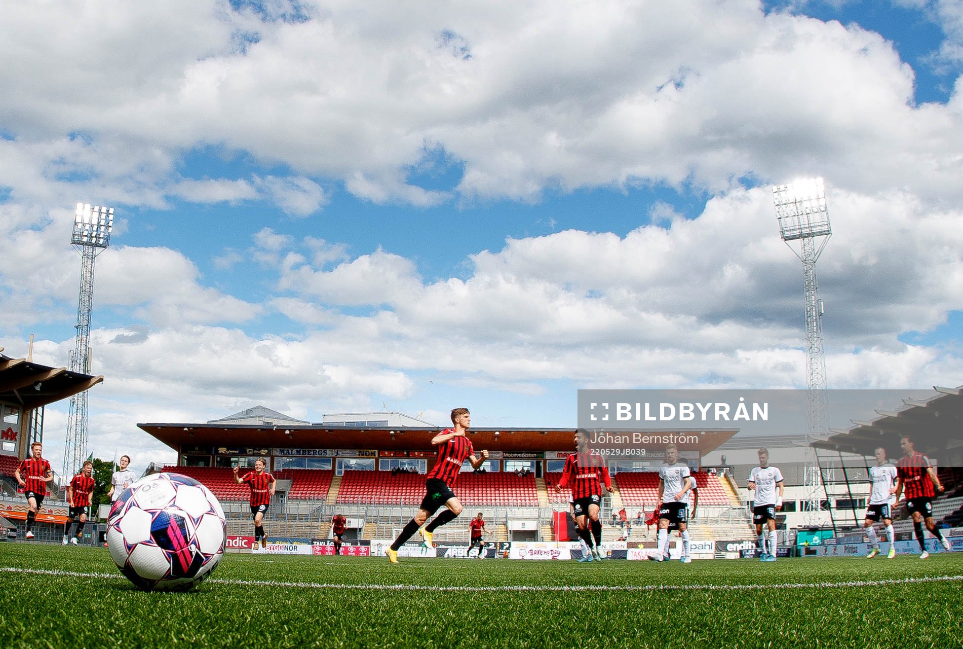 Brommapojkarnas Samuel Leach Holm gör 0-1 på straff och