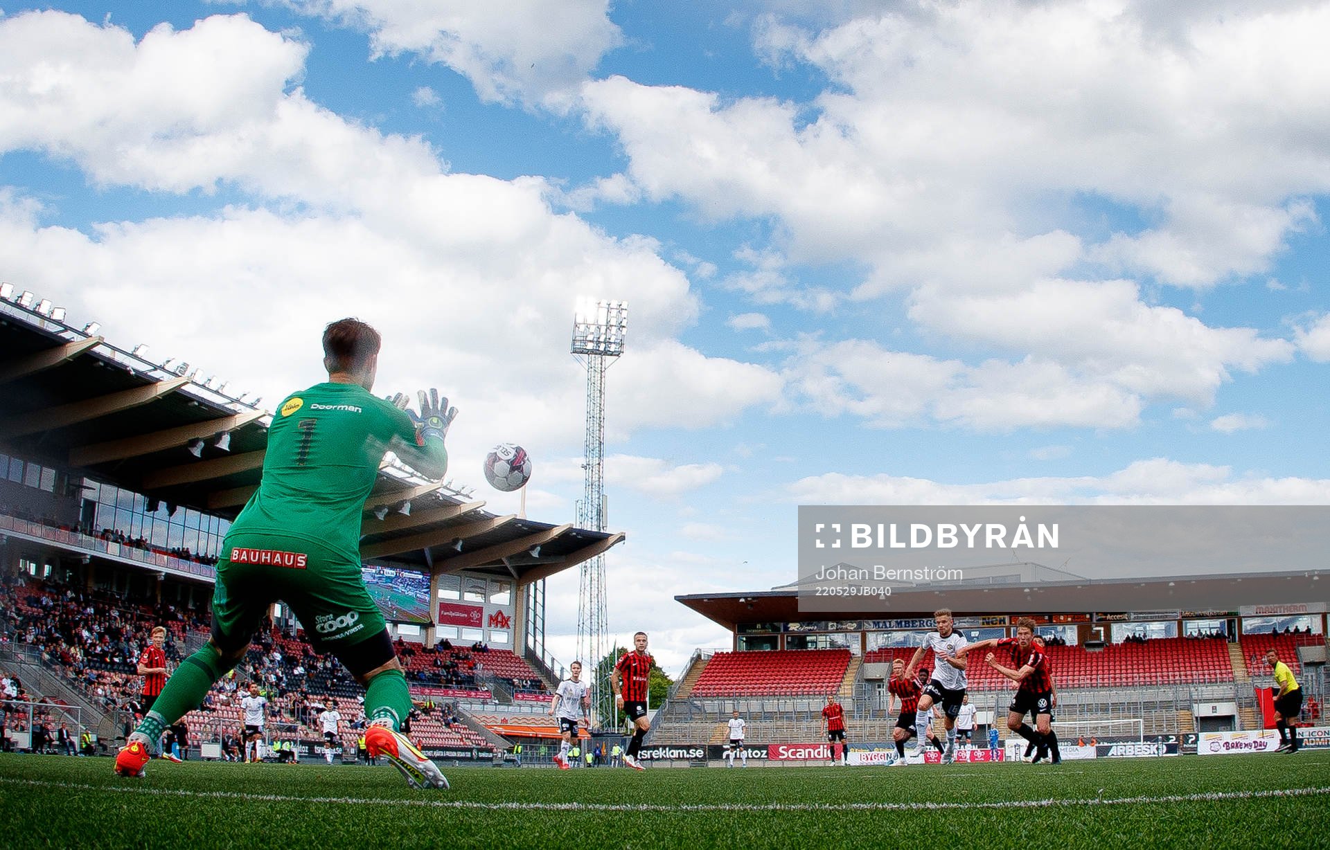 Brommapojkarnas målvakt Jonas Olsson räddar ett skott