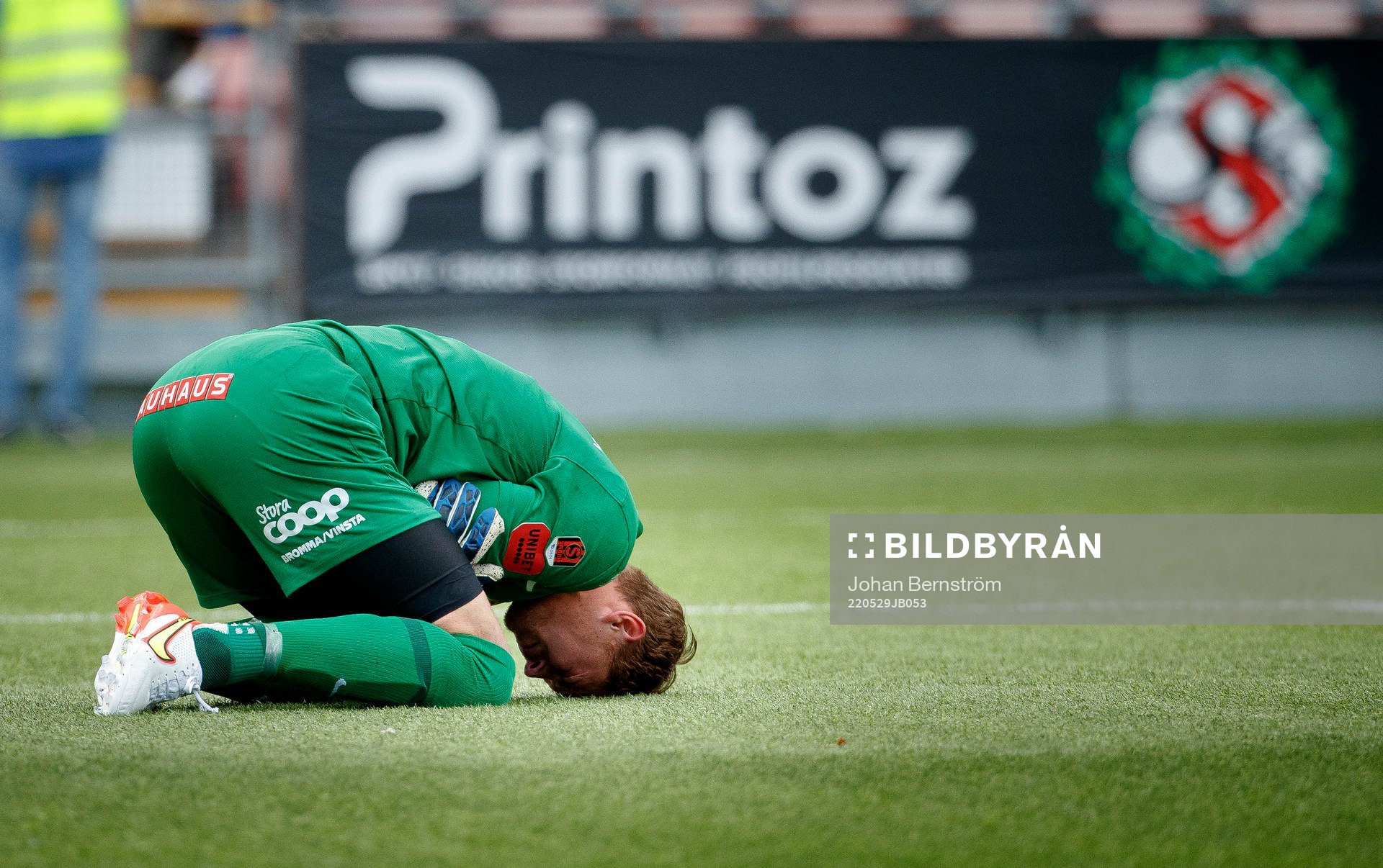 Brommapojkarnas målvakt Jonas Olsson har ont