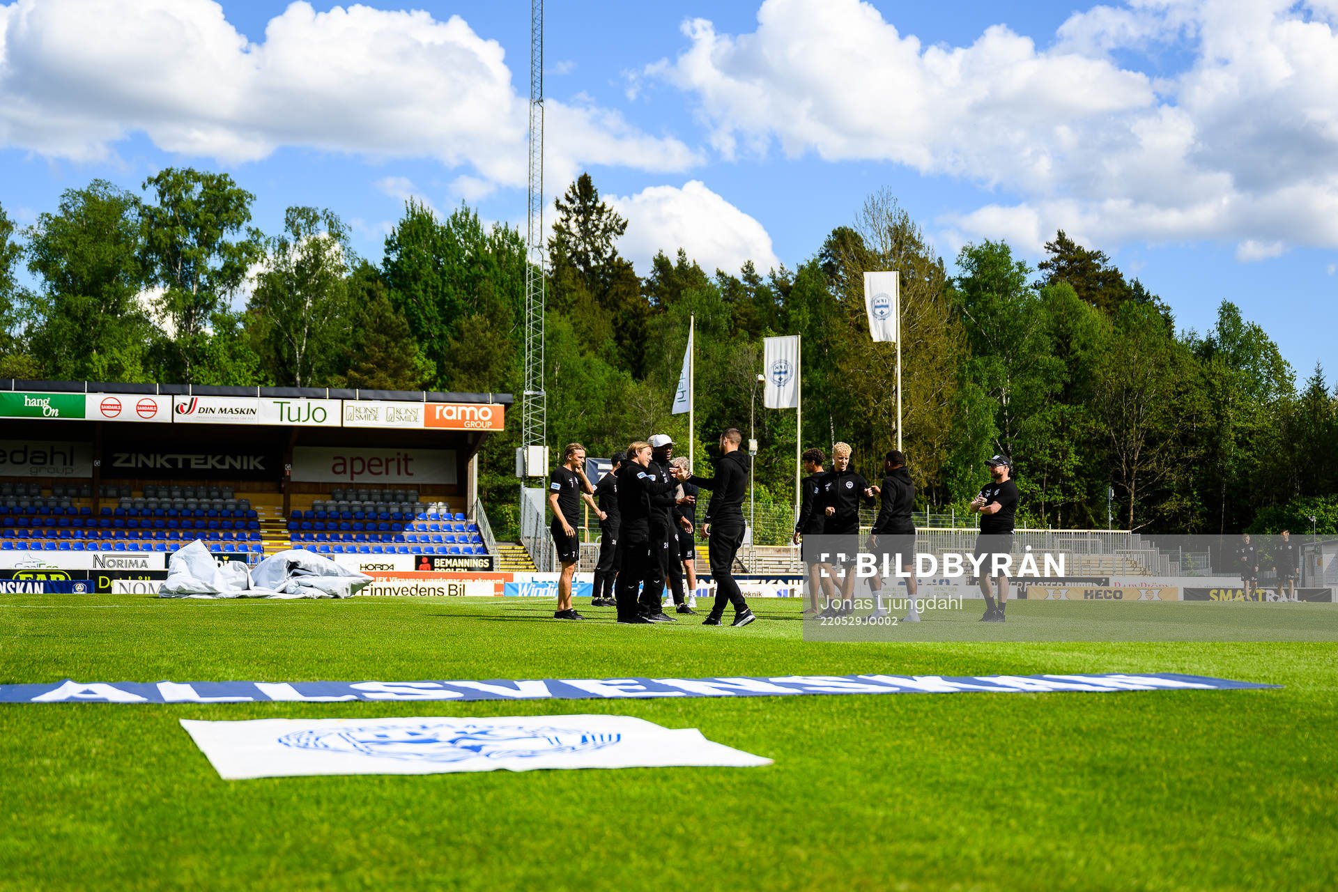 Värnamos spelare inspekterar planen före fotbollsmatchen