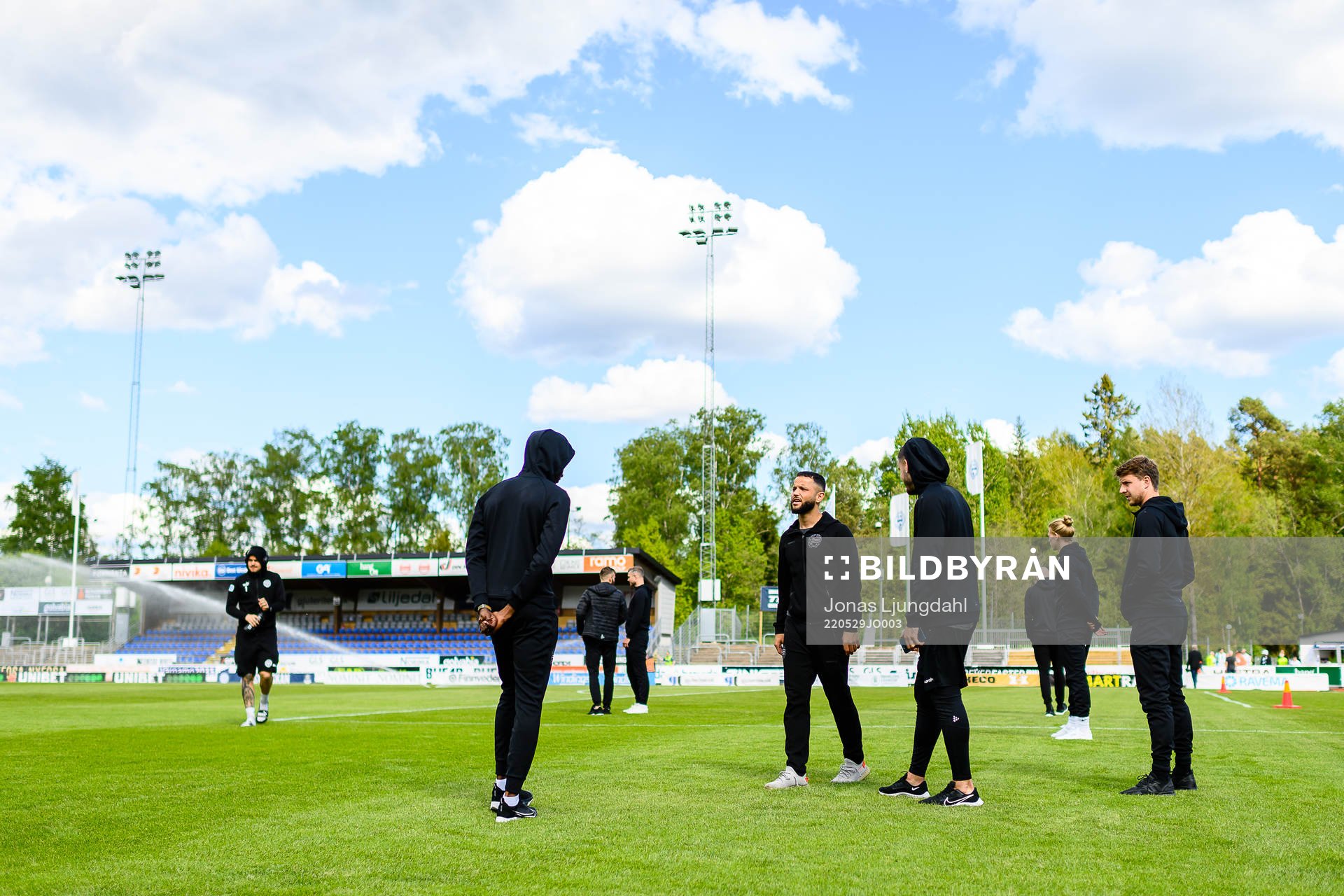 Hammarbys spelare inspekterar planen före fotbollsmatchen