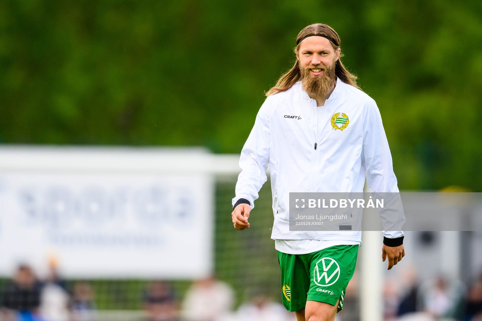 Hammarbys Björn Paulsen värmer upp före fotbollsmatchen