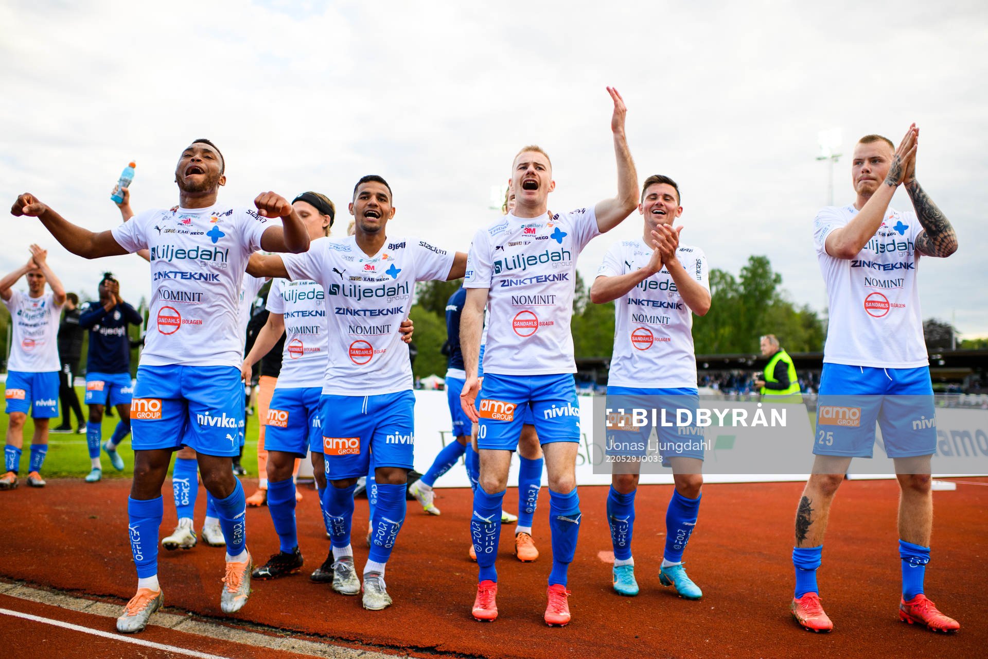 Värnamos Freddy Winsth jublar med lagkamrater