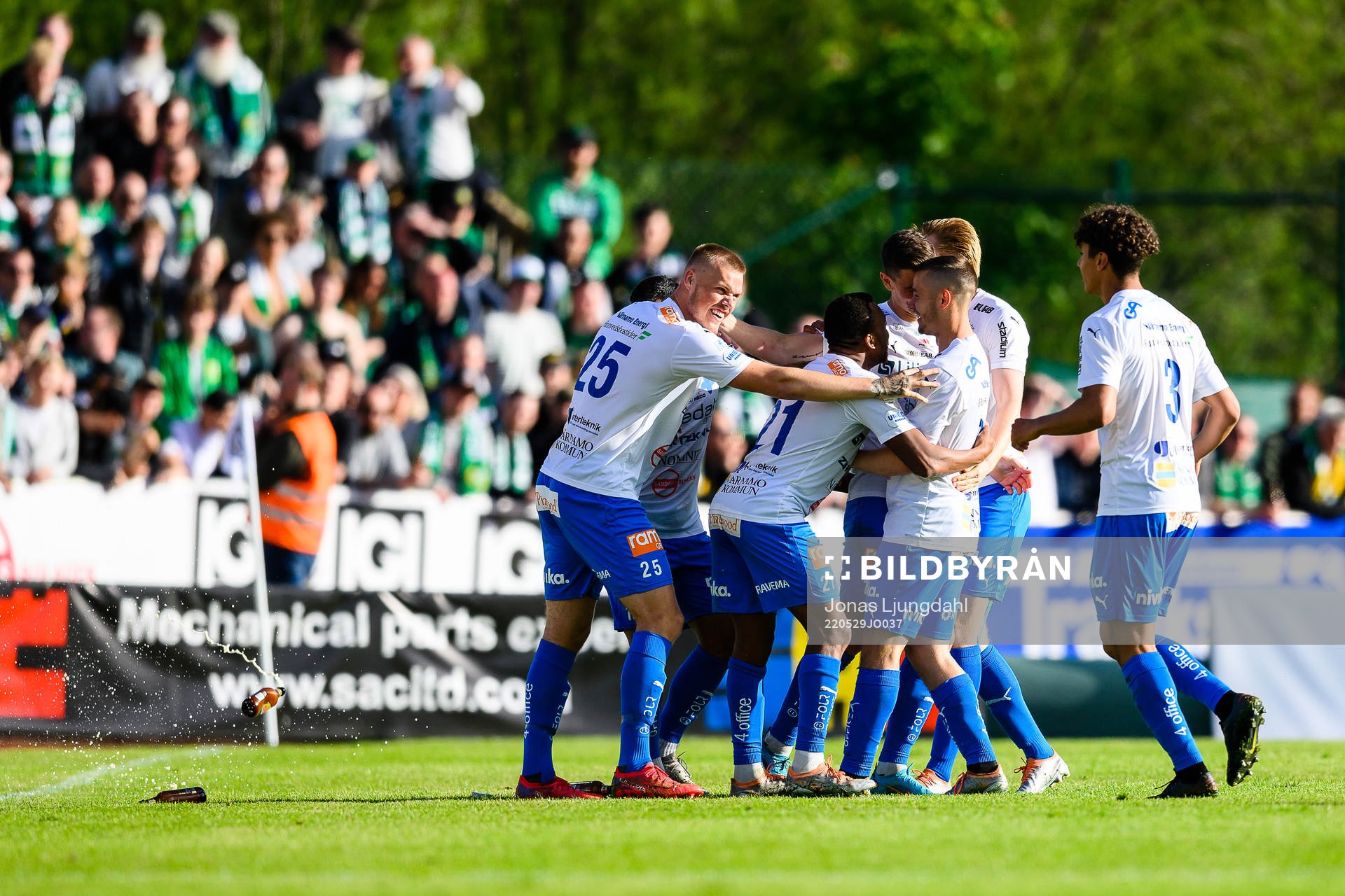 En ölflaska kastas in när Värnamos spelar jublar