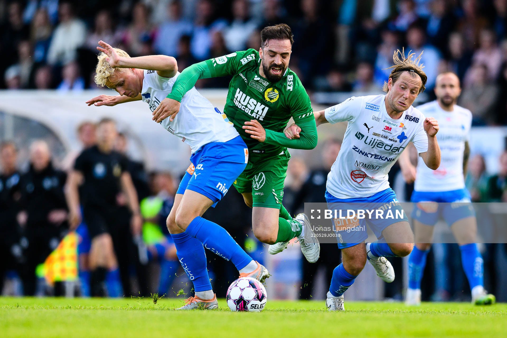 Hammarbys Abdul Khalili mellan Värnamos Victor Larsson och