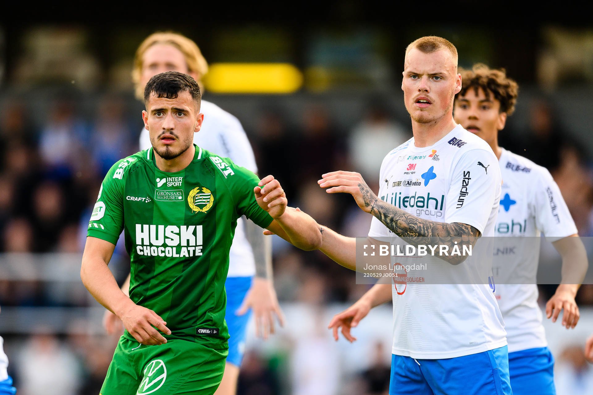 Hammarbys Astrit Selmani och Värnamos Victor Eriksson under fotbollsmatchen i Allsvenskan mellan Värnamo och Hammarby den 29 maj 2022 i Värnamo.