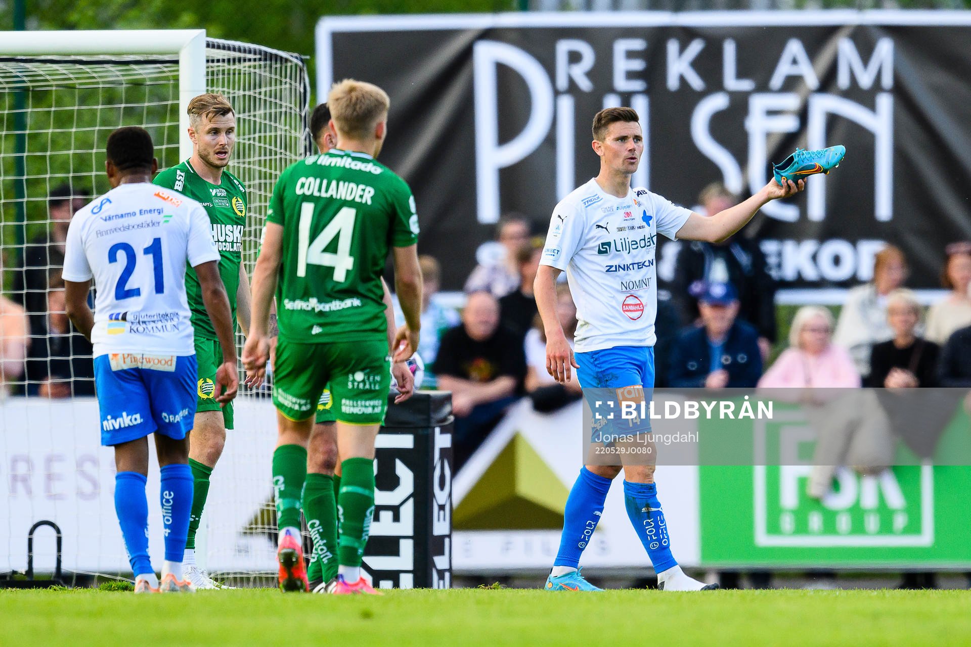 Värnamos Marcus Antonsson håller sin sko i handen