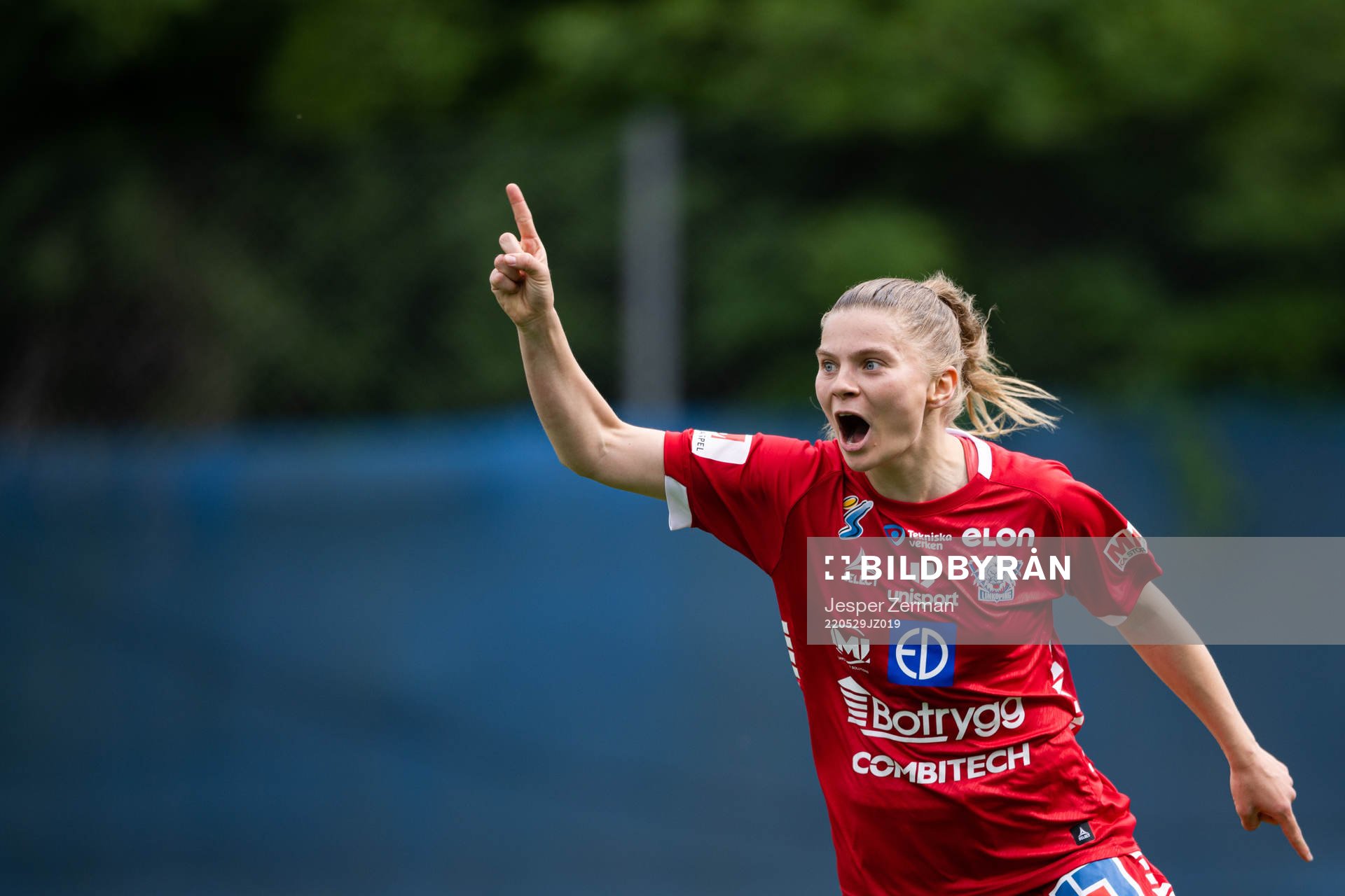 Linköpings Therese Simonsson jublar efter 0-2 under fotbollsmatchen i Damallsvenskan mellan AIK och Linköping den 29 maj 2022 i Stockholm. 