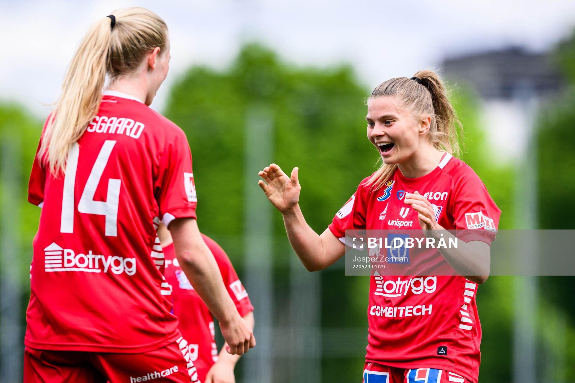 Linköpings Therese Simonsson jublar tillsammans med Amalie Vangsgaard efter 0-1 under fotbollsmatchen i Damallsvenskan mellan AIK och Linköping den 29 maj 2022 i Stockholm.