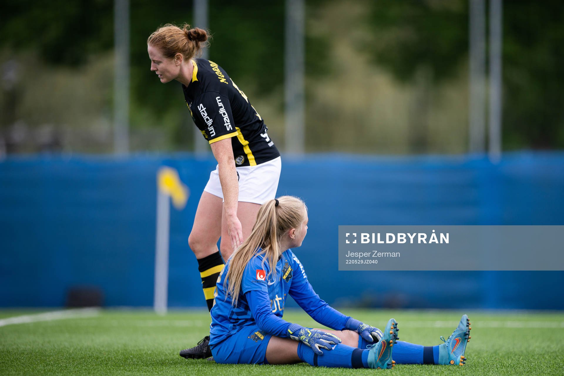 s målvakt Milla-Maj Majasaari och Sara Nordin deppar