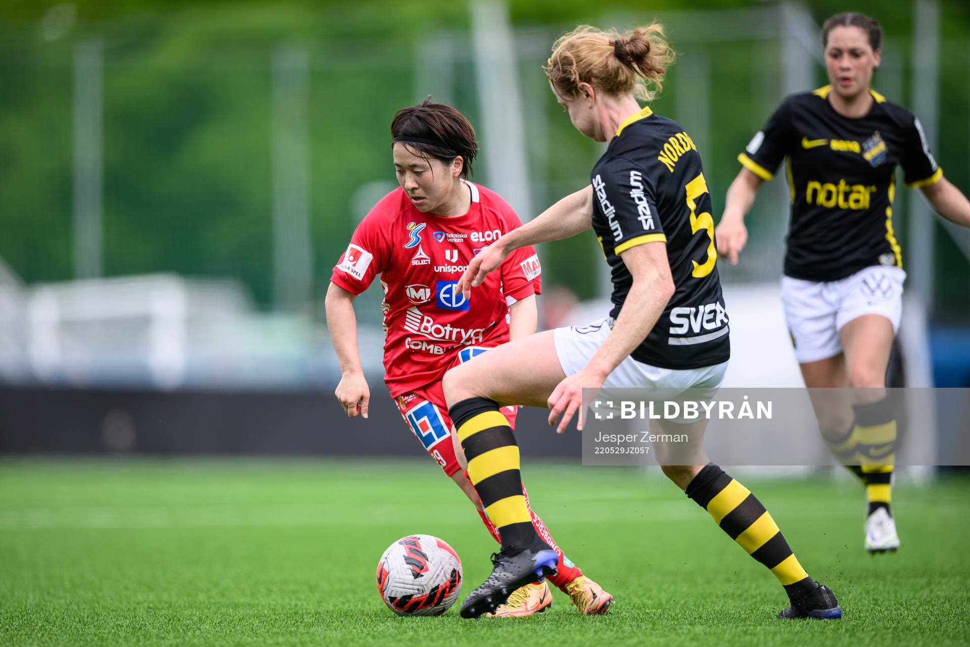 Linköpings Yuka Momiki och AIK:s Sara Nordin under fotbollsmatchen i Damallsvenskan mellan AIK och Linköping den 29 maj 2022 i Stockholm. 