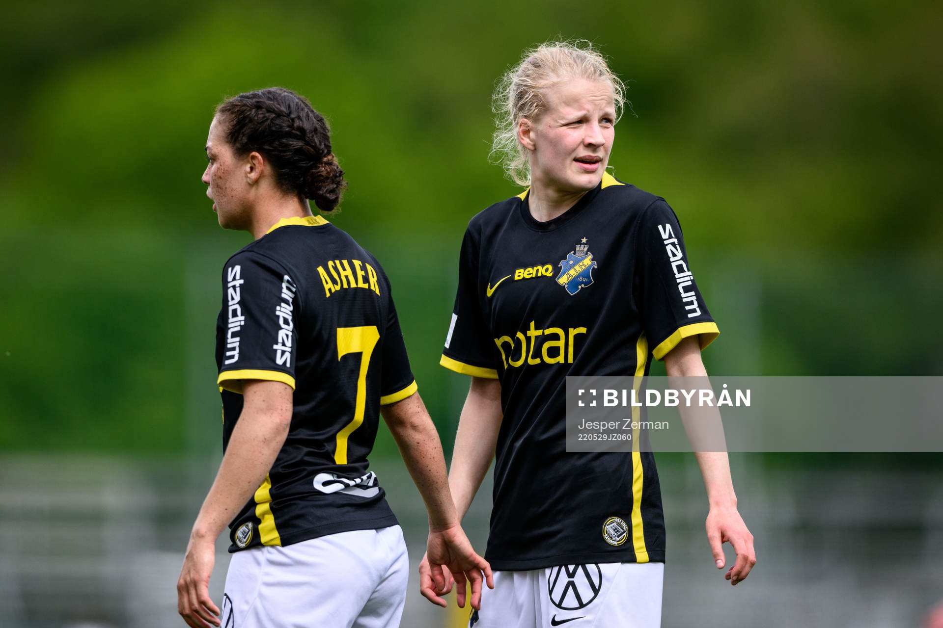 AIK:s Chinyelu Asher och Kaisa Collin under fotbollsmatchen i Damallsvenskan mellan AIK och Linköping den 29 maj 2022 i Stockholm. 