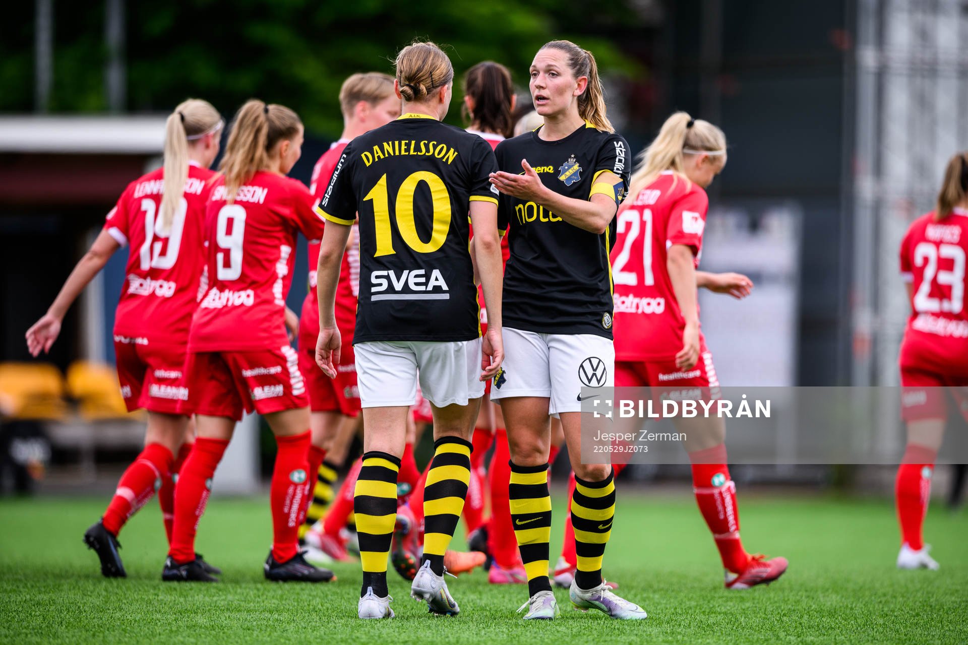 s Jenny Danielsson och Jennie Nordin deppar