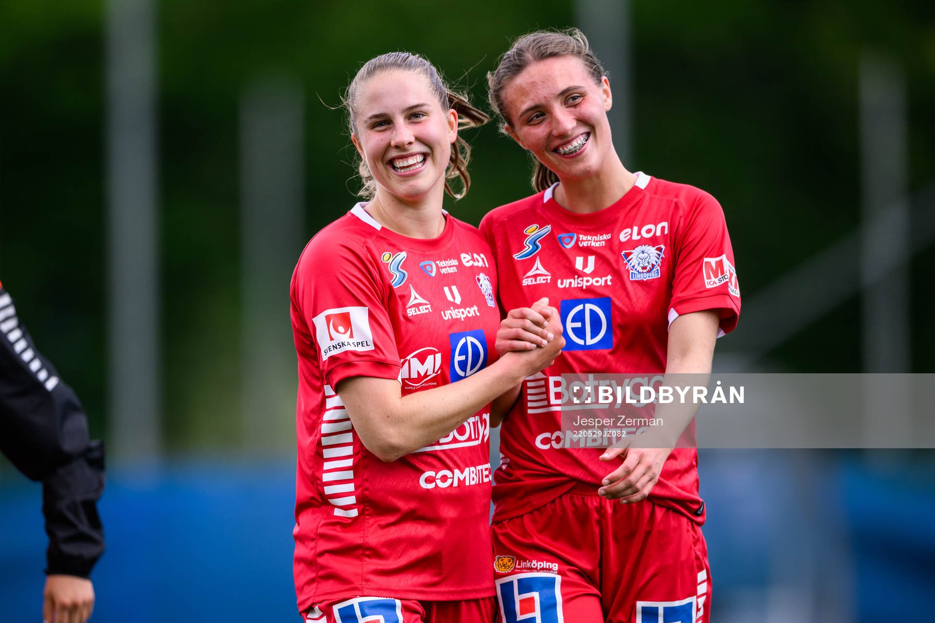 Linköpings Johanna Alm och Ella Björkman jublar