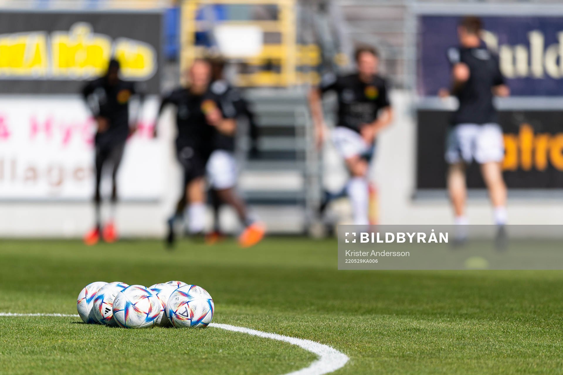 Fotbollar före fotbollsmatchen i Ettan södra mellan