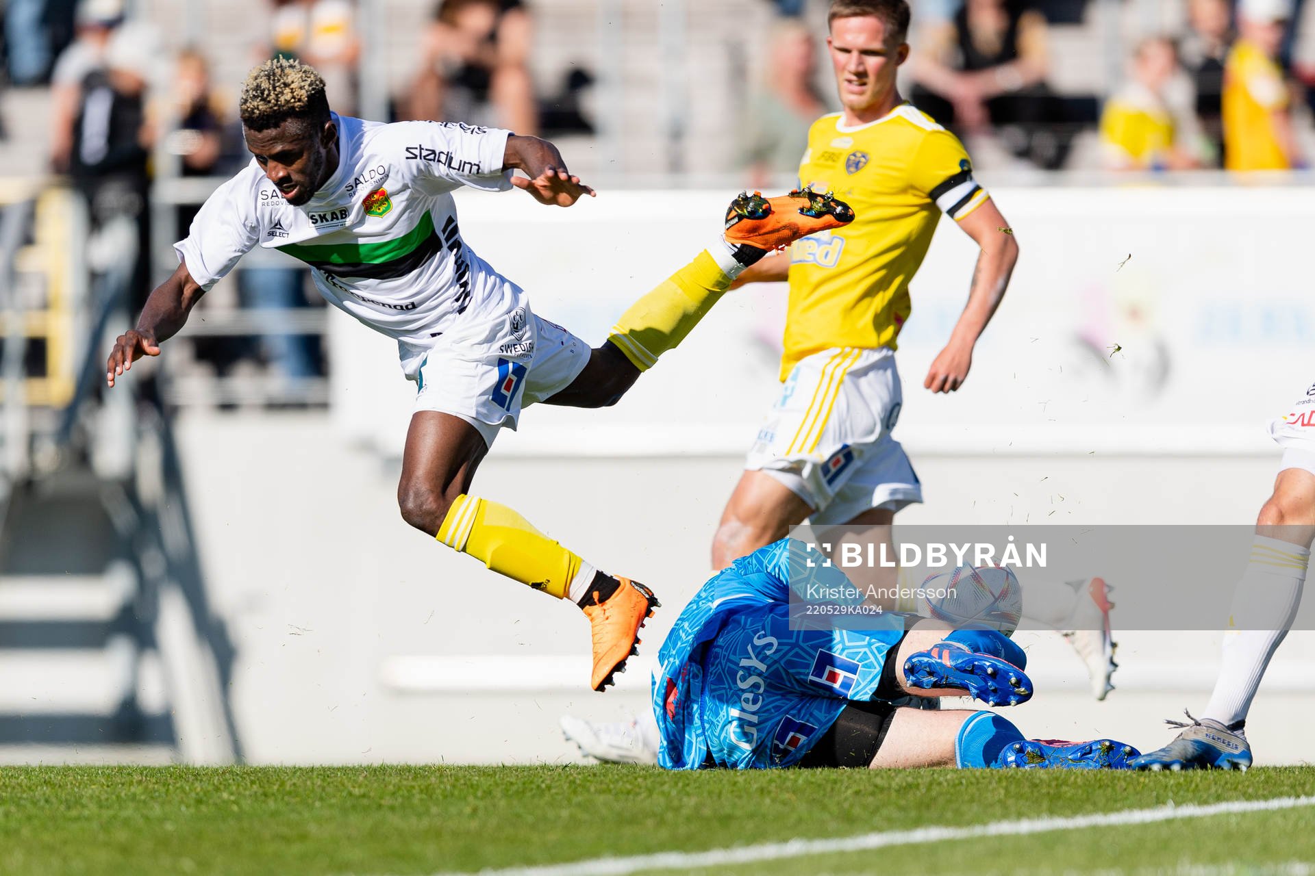 GAIS Rickard Emeka Friday och Falkenbergs målvakt Tim