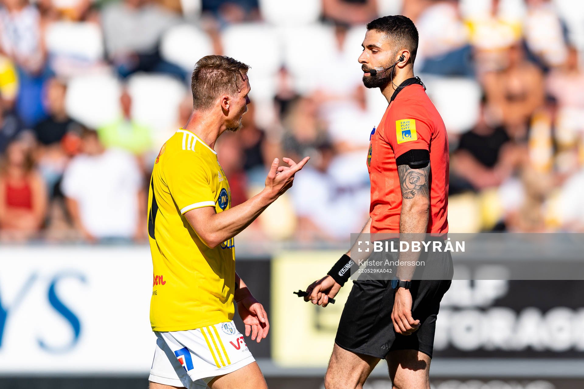Falkenbergs Robin Hofsö och domare Ahmed Al-Kodri
