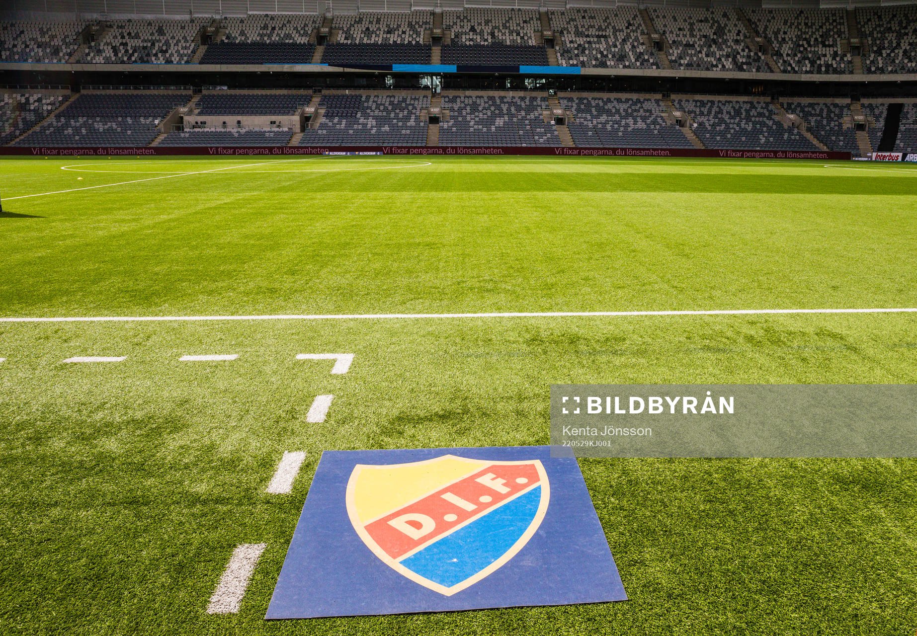 En matta med Djurgårdens logotyp i Tele2 Arena
