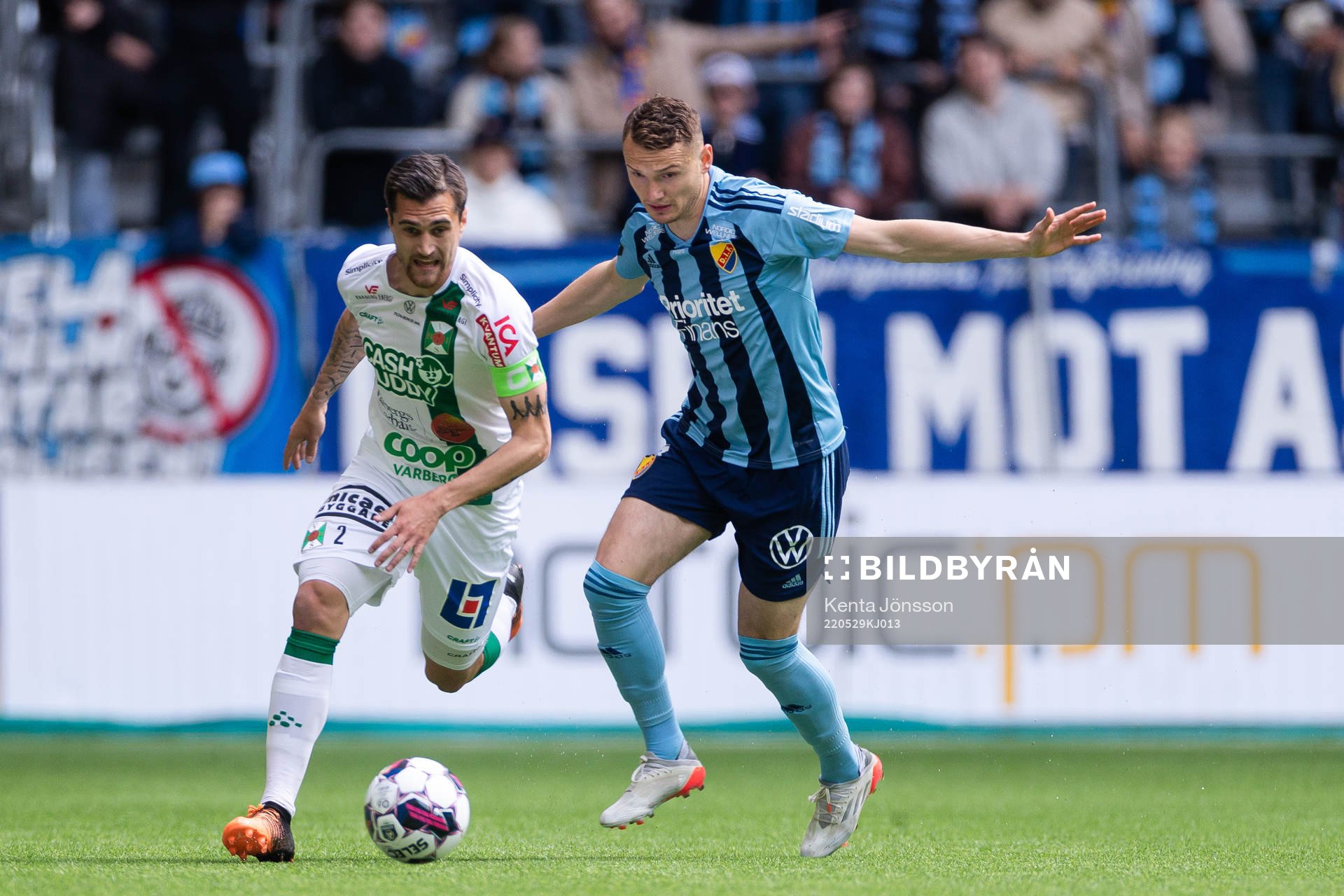 Varbergs Jon Birkfeldt och Djurgårdens Piotr Johansson