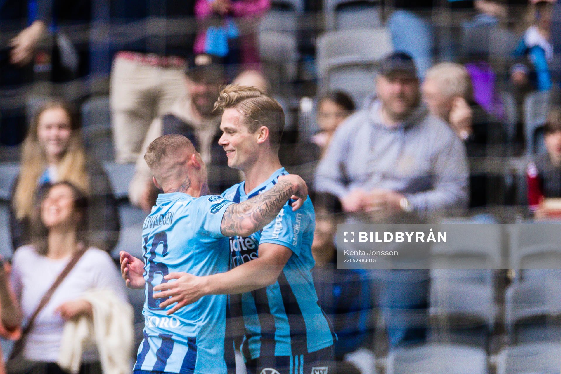 Djurgårdens Hampus Finndell jublar med Victor Edvardsen