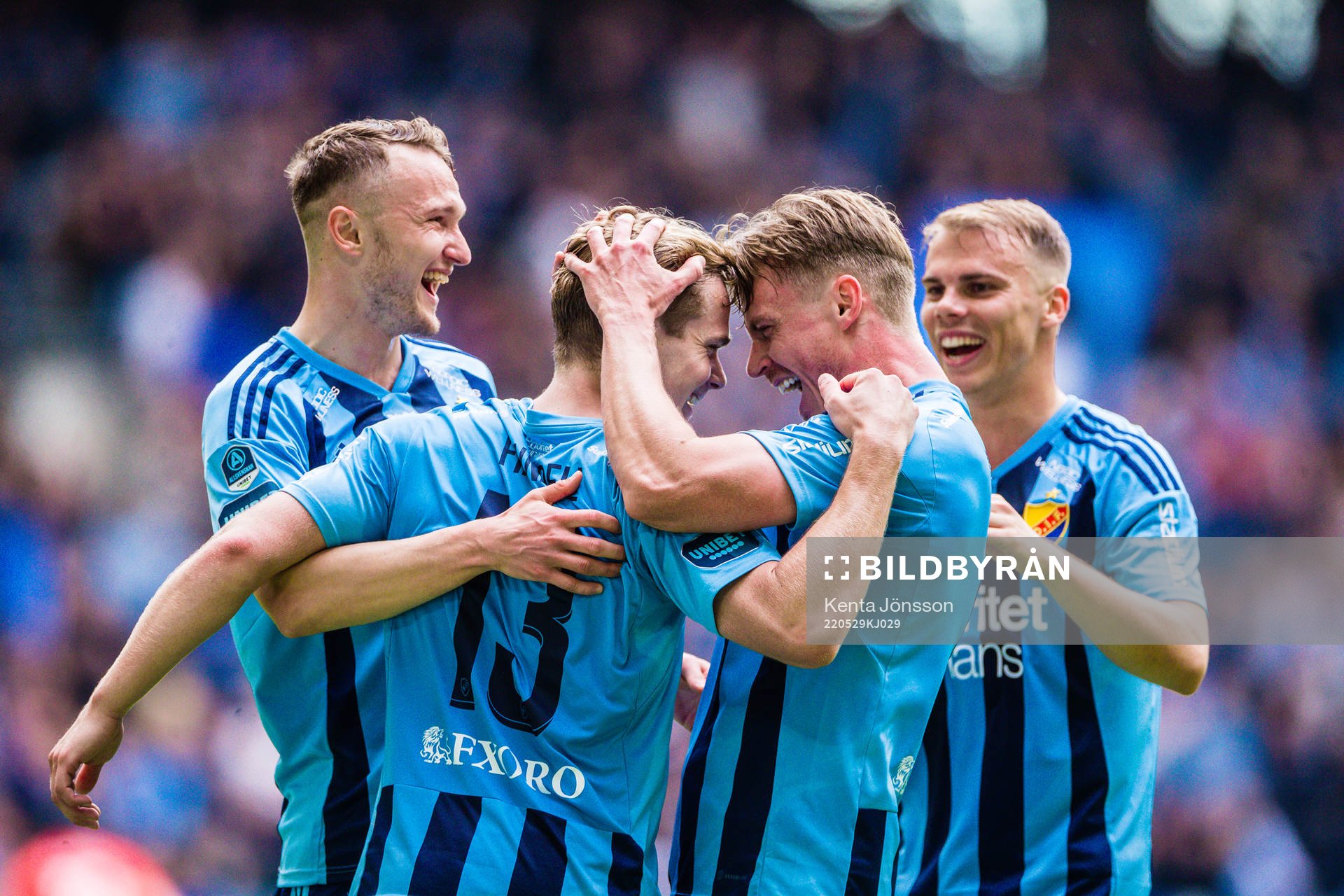 Djurgårdens Hampus Finndell jublar med Piotr Johansson,