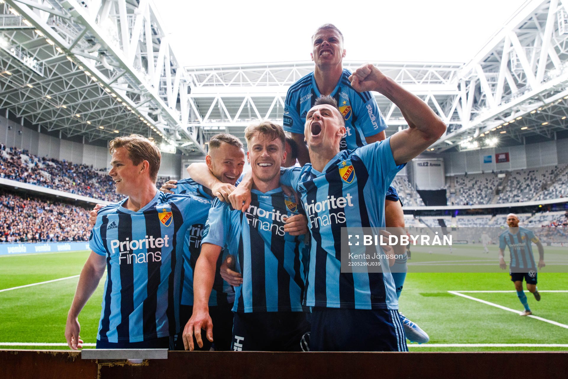 Djurgårdens Rasmus Schüller jublar med Hampus Finndell,