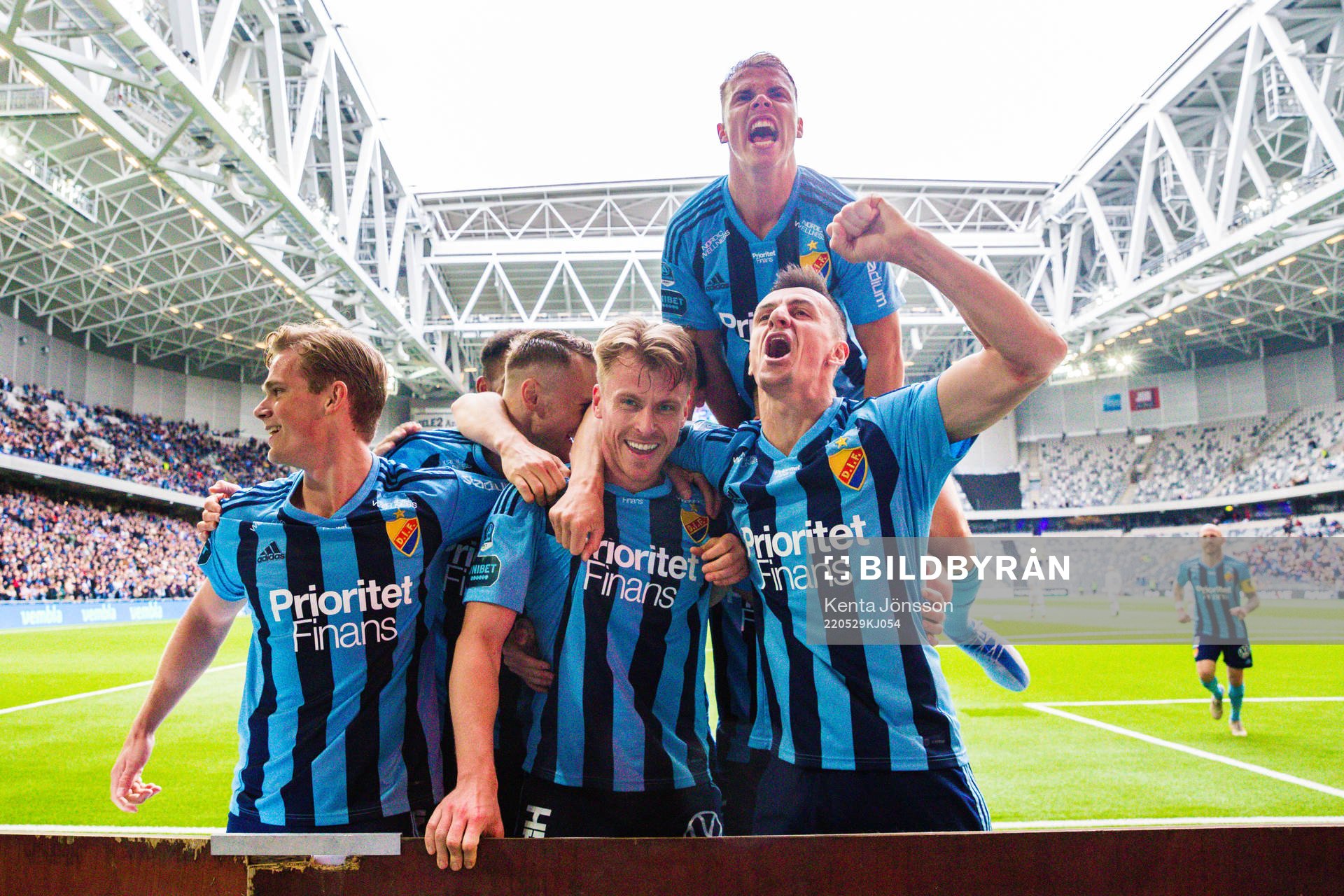 Djurgårdens Rasmus Schüller jublar med Hampus Finndell,