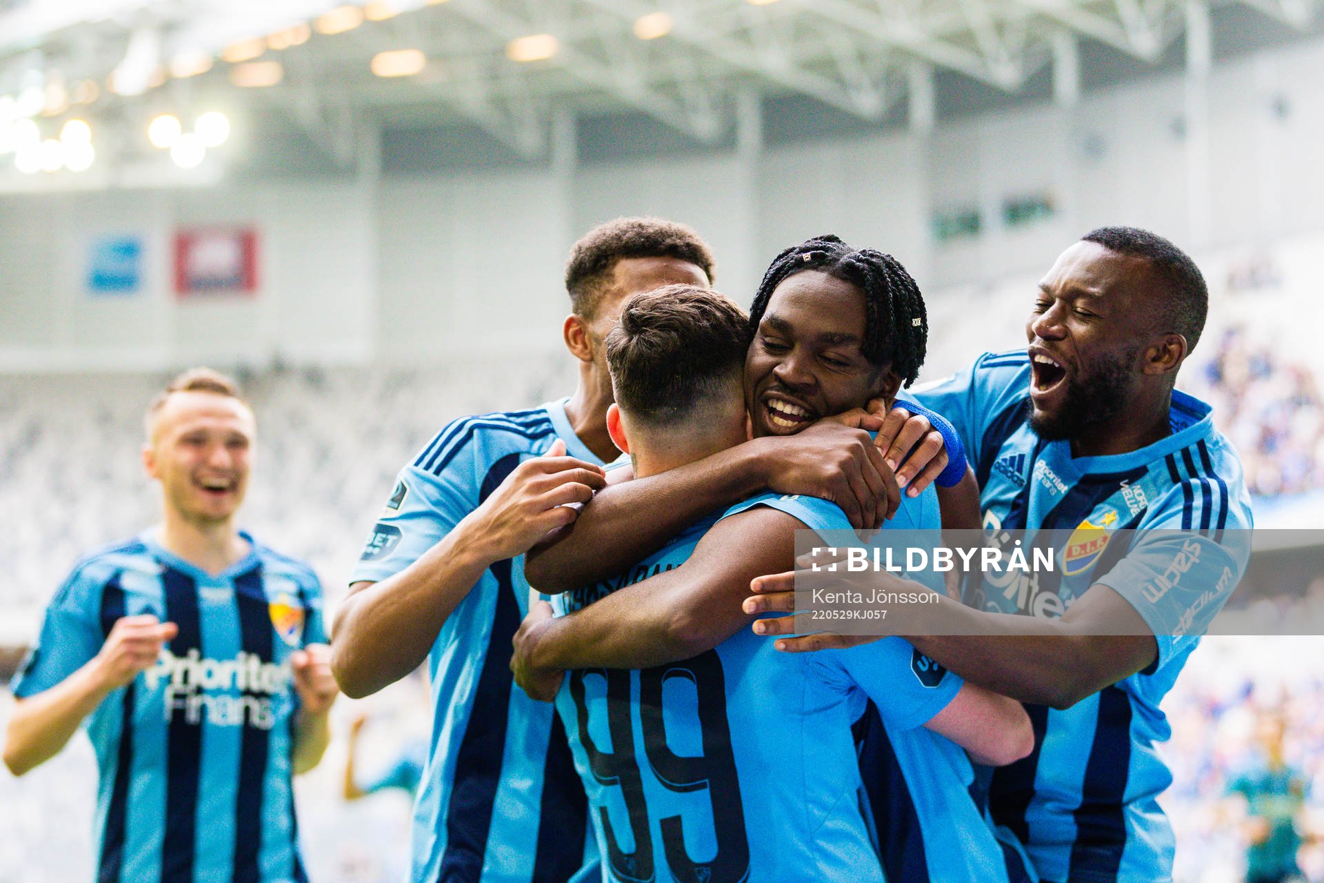 Djurgårdens Joel Asoro jublar med Sead Haksabanovic, Isak