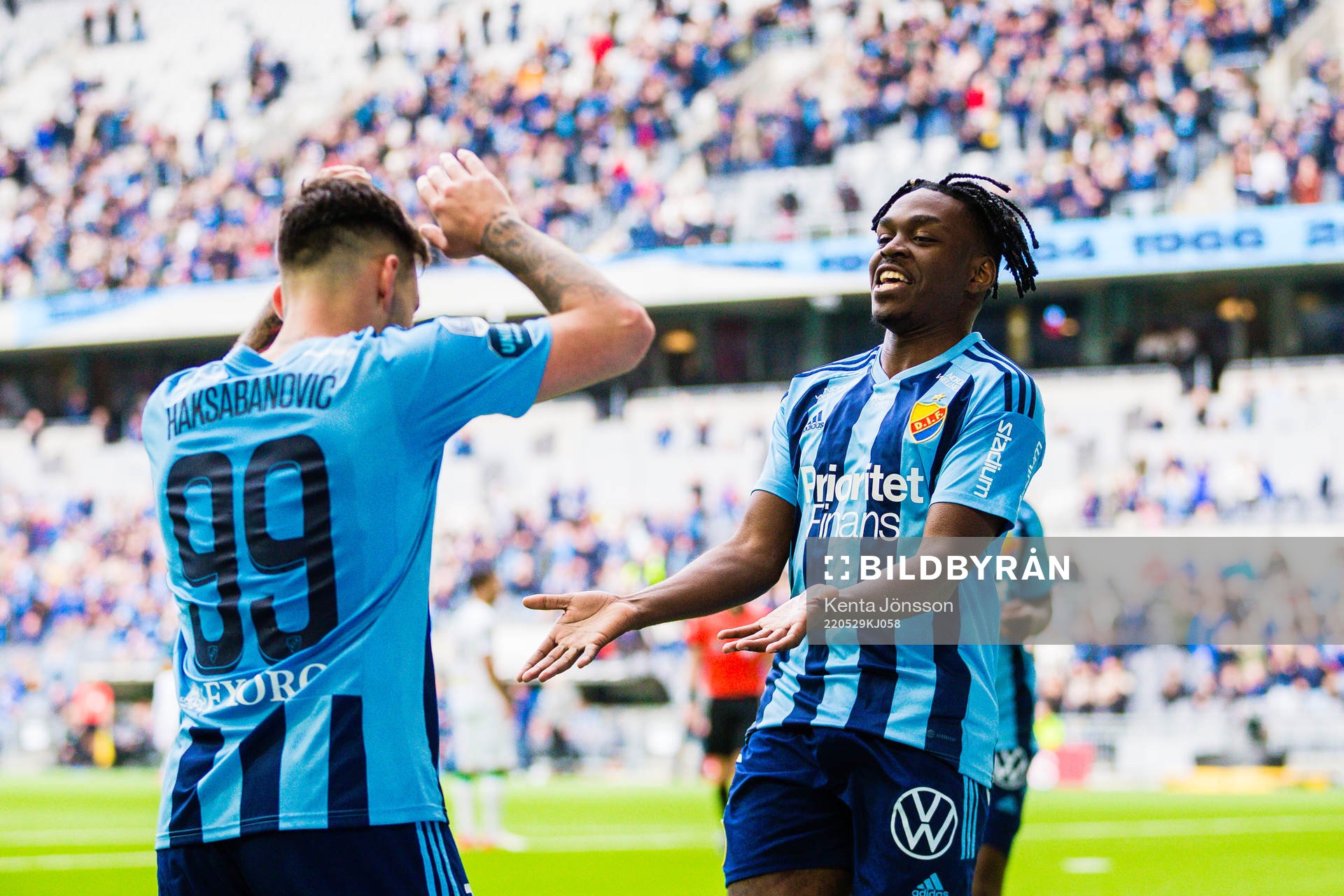Djurgårdens Joel Asoro jublar med Sead Haksabanovic