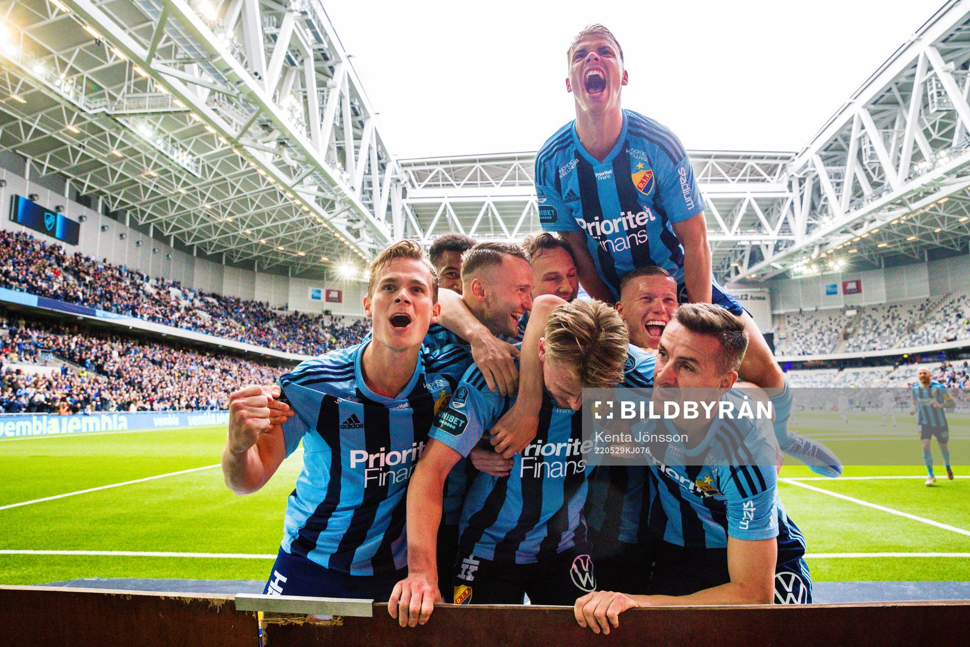 Djurgårdens Rasmus Schüller jublar med Hampus Finndell,