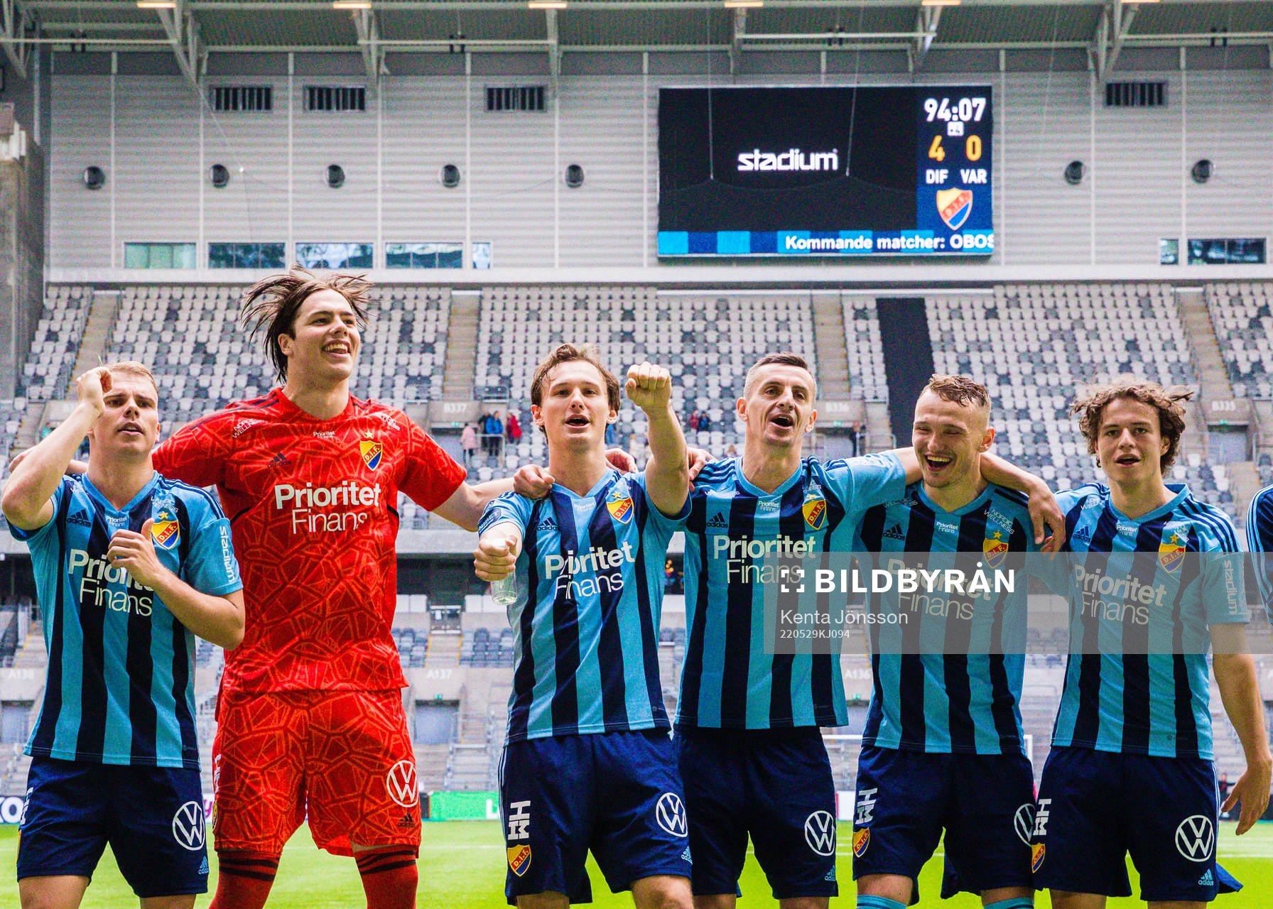 Djurgårdens Elias Andersson, målvakt Jacob Widell Zetterström, Hjalmar Ekdal, Haris Radetinac, Piotr Johansson, Leo Cornic jublar efter fotbollsmatchen i Allsvenskan mellan Djurgården och Varberg den 29 maj 2022 i Stockholm.