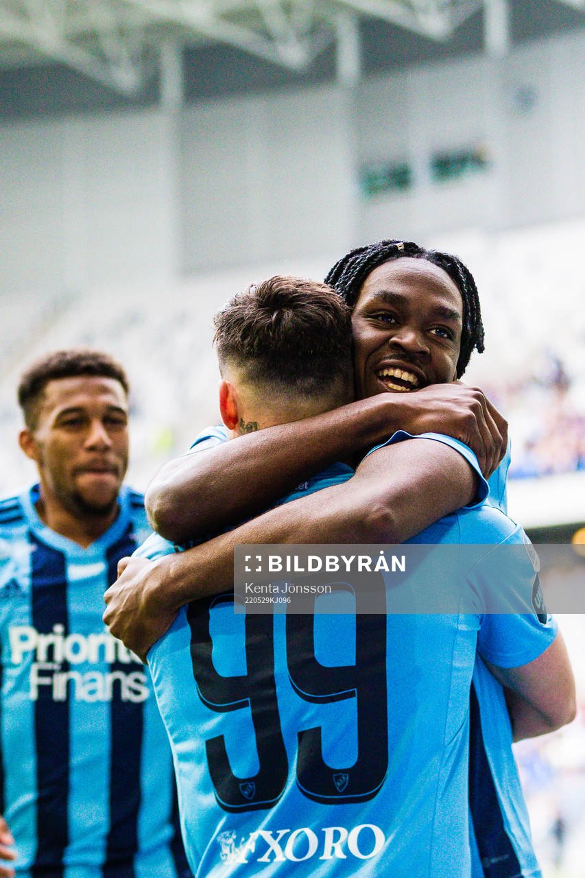 Djurgårdens Joel Asoro jublar med Sead Haksabanovic och Isak Hien efter 4-0 under fotbollsmatchen i Allsvenskan mellan Djurgården och Varberg den 29 maj 2022 i Stockholm. 
