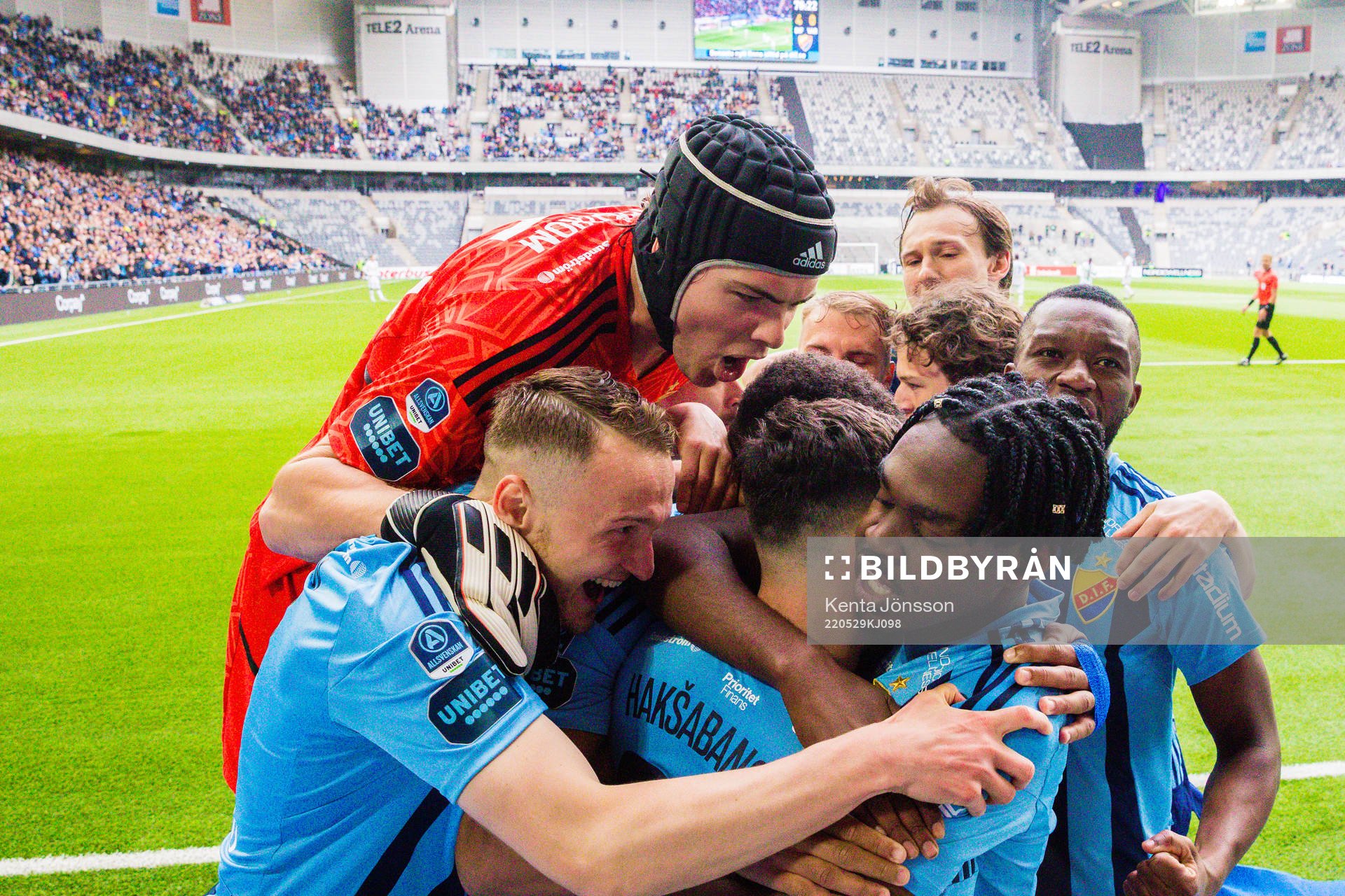 Djurgårdens Joel Asoro jublar med Piotr Johansson,