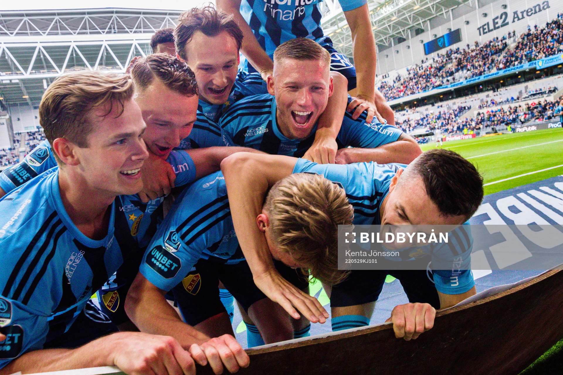 Djurgårdens Rasmus Schüller (m) jublar med Hampus Finndell, Piotr Johansson, Hjalmar Ekdal, Victor Edvardsen och Haris Radetinac efter 3-0 under fotbollsmatchen i Allsvenskan mellan Djurgården och Varberg den 29 maj 2022 i Stockholm.