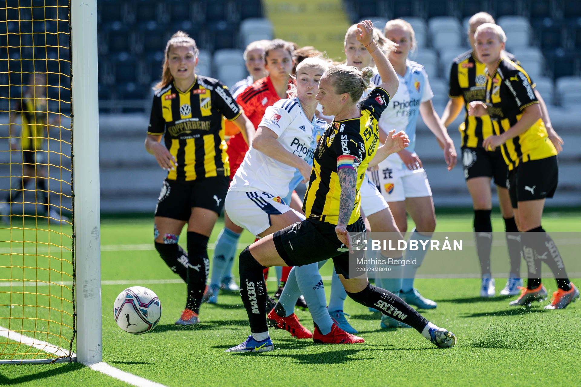 Djurgårdens Emelie Lövgren och Häckens Filippa Curmark