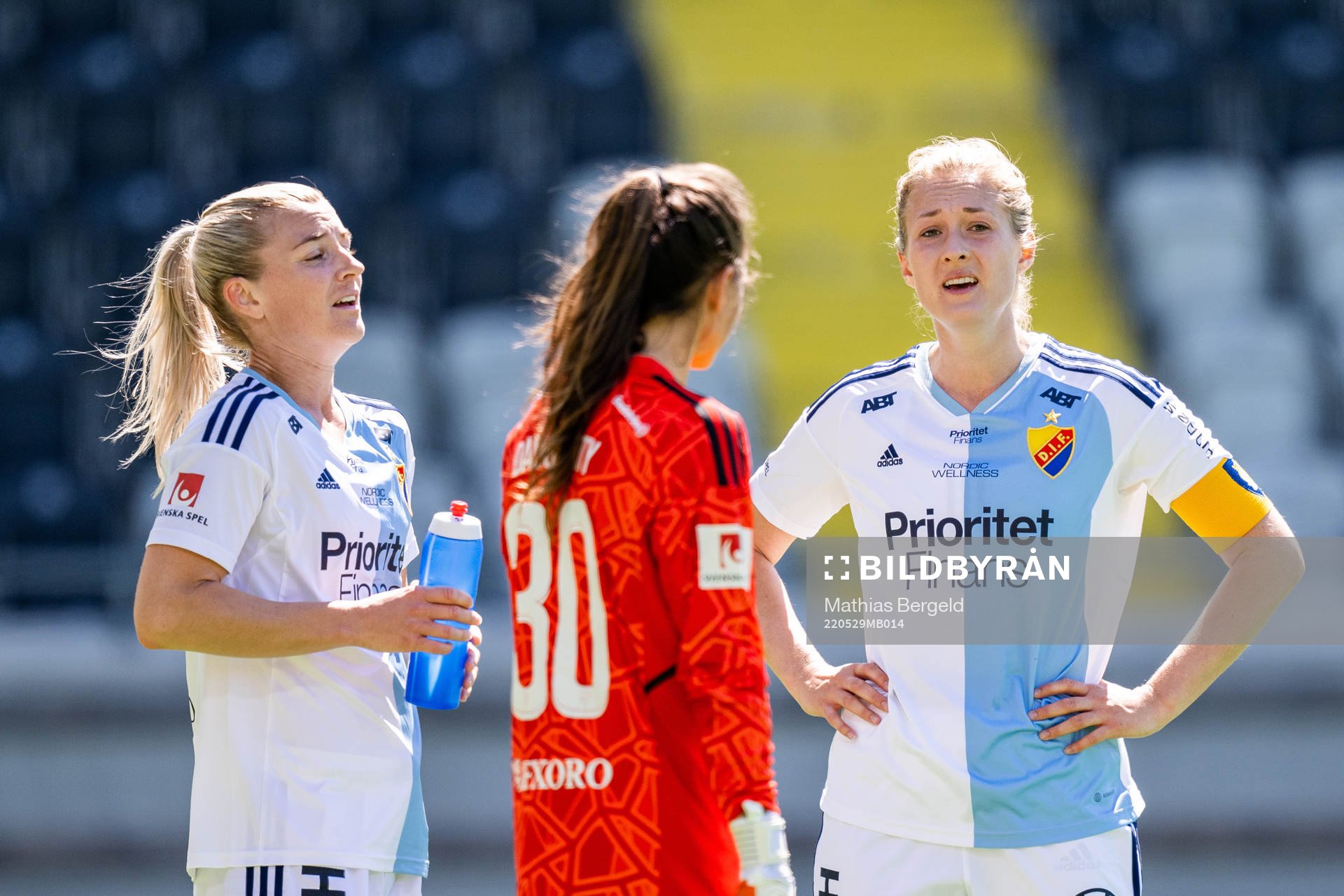 Djurgårdens Emelie Lövgren, målvakt Kelsey Daugherty och